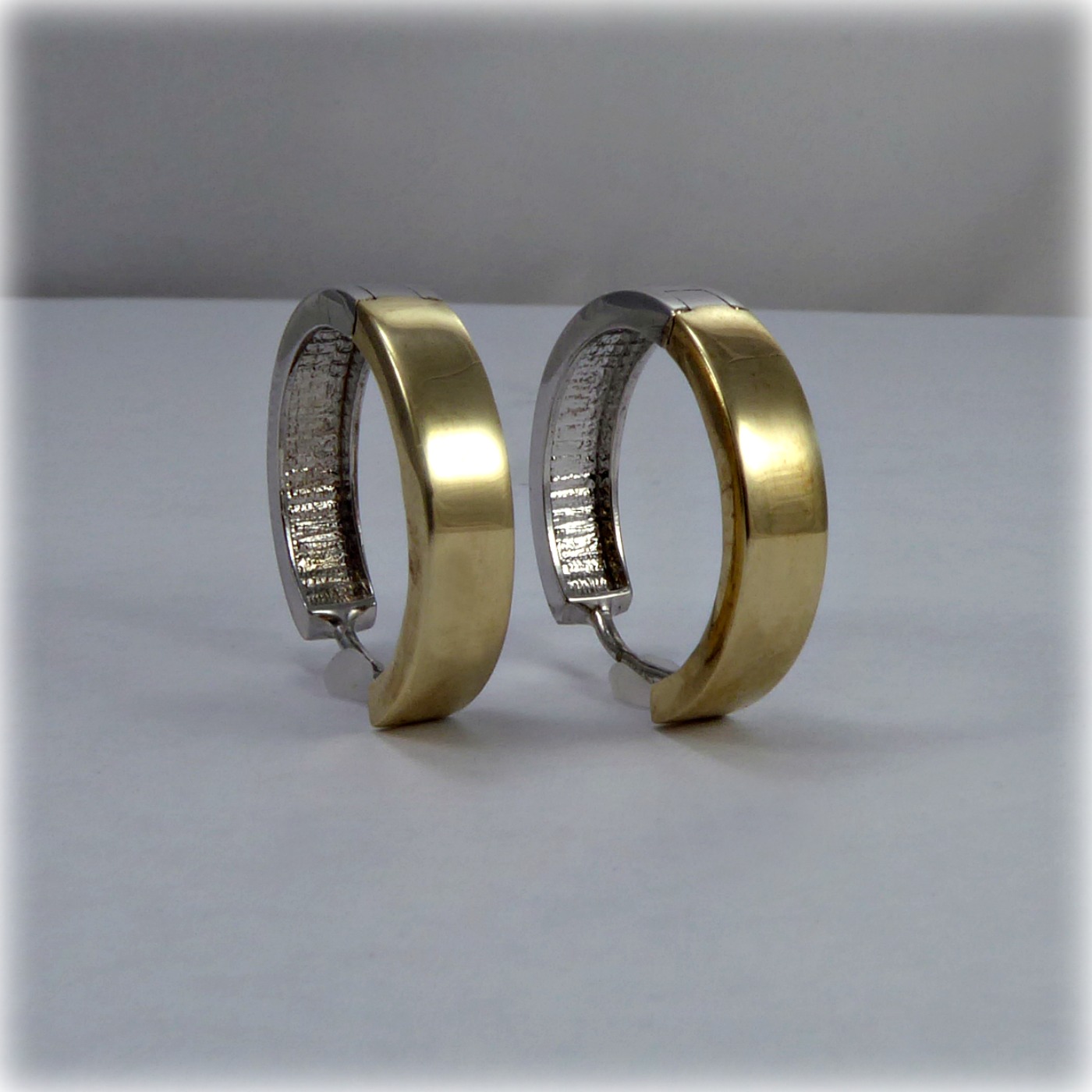 9ct Yellow & White Gold Reversible Hoop Earrings - Image 4