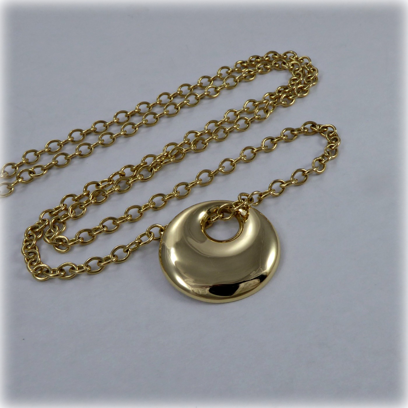 9ct round curved Gold Pendant - Image 4