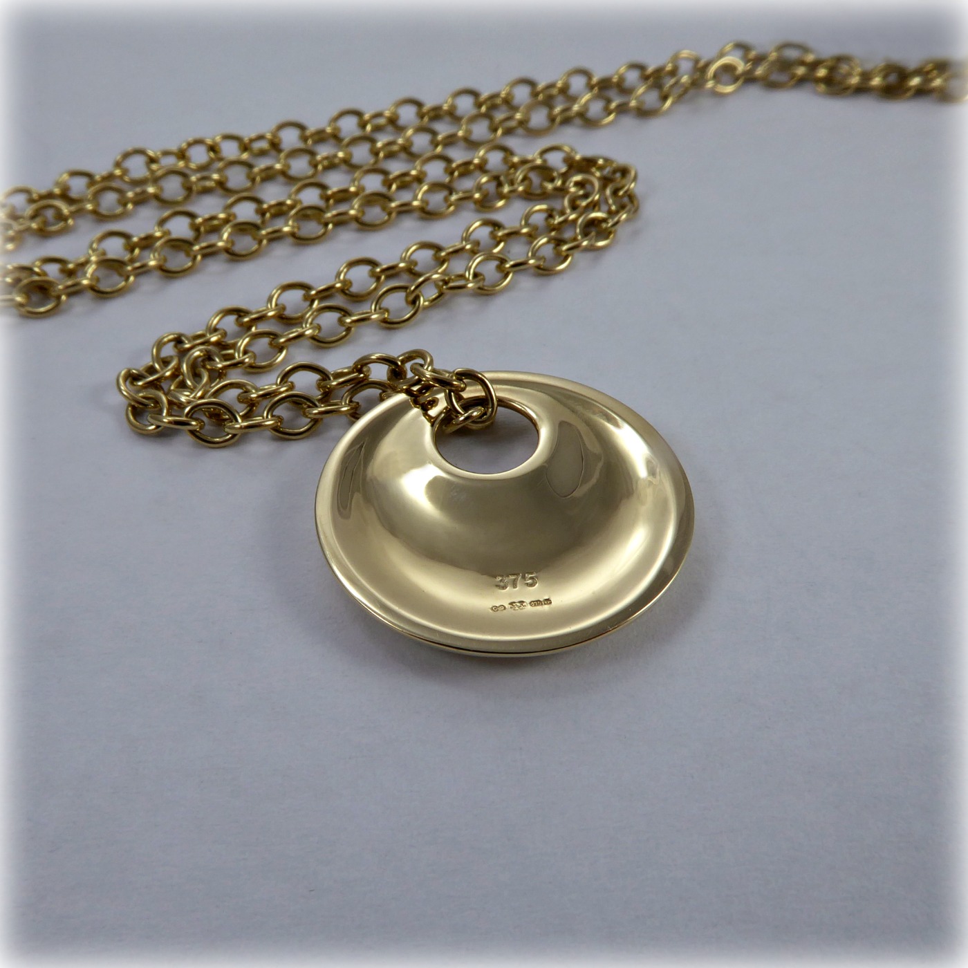 9ct round curved Gold Pendant - Image 6