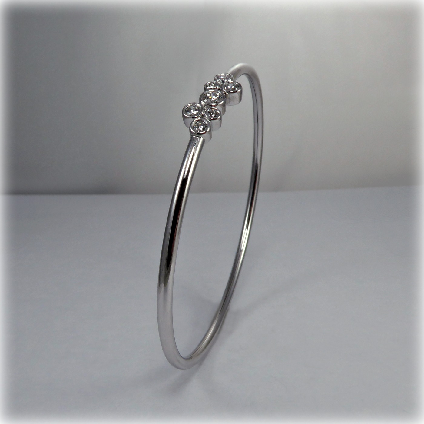 18ct White Gold Diamond Bangle - Image 4