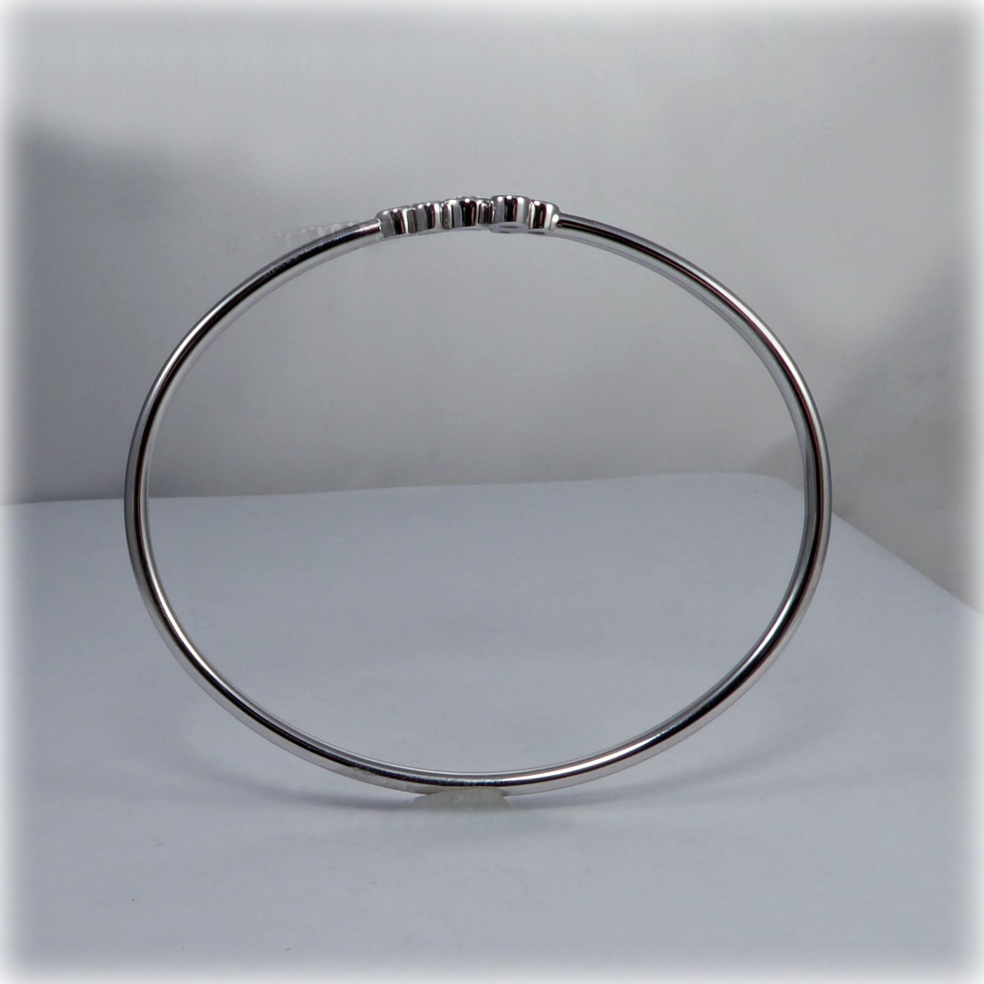 18ct White Gold Diamond Bangle - Image 5