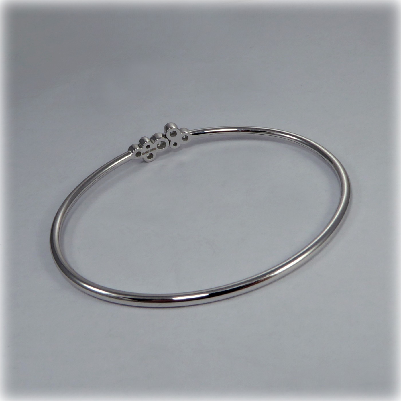 18ct White Gold Diamond Bangle - Image 6