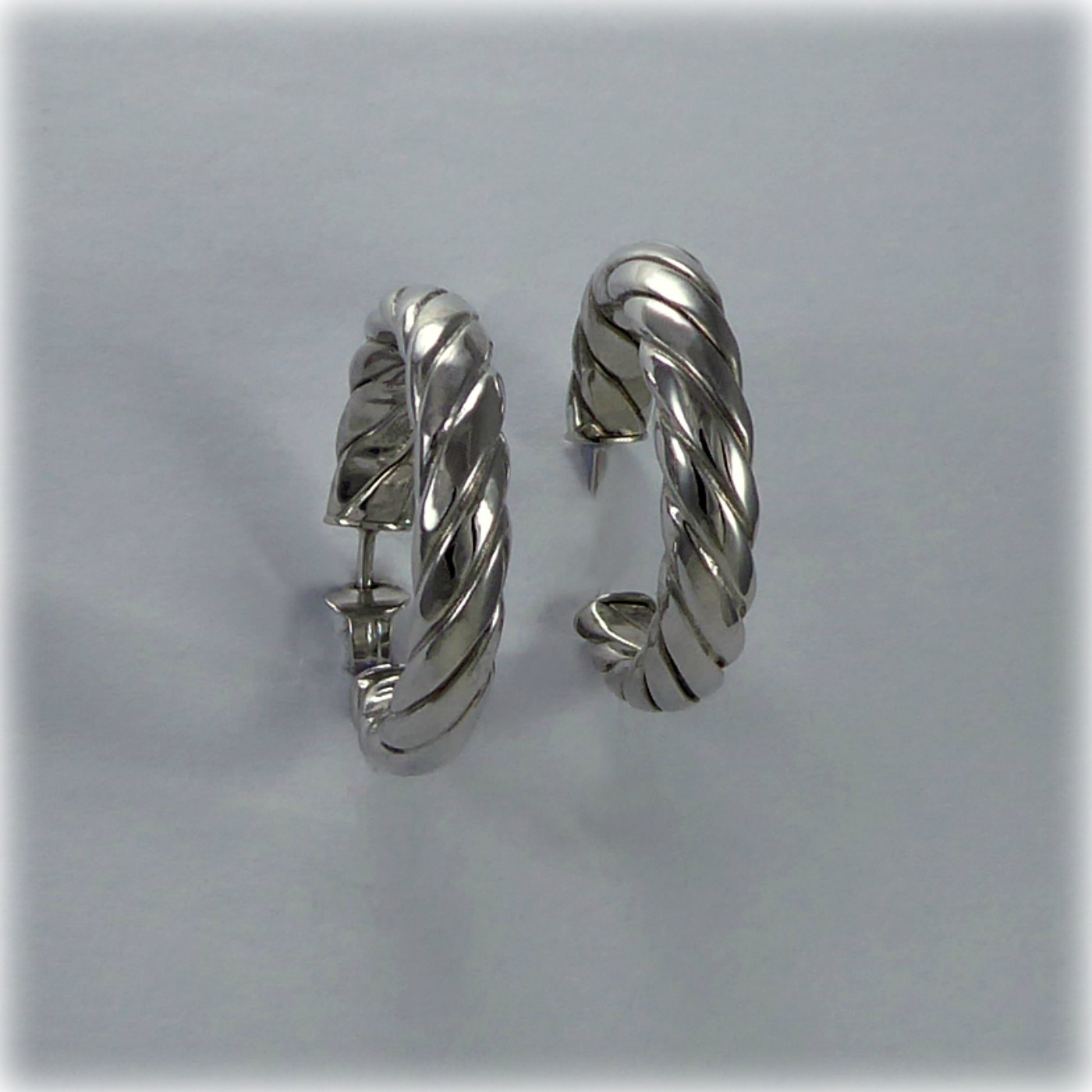 9ct White Gold Twisted Hoop Earrings - Image 4