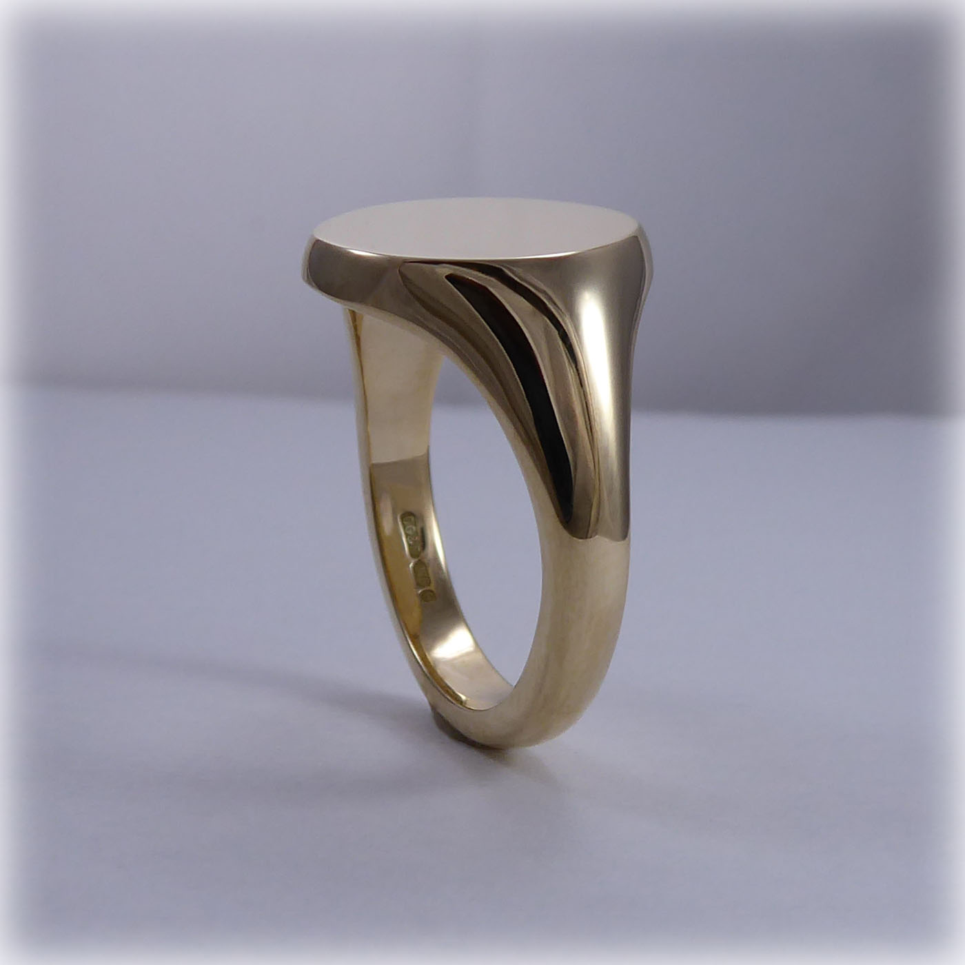 Gents 9ct gold Classic Oval Signet Ring - Image 5