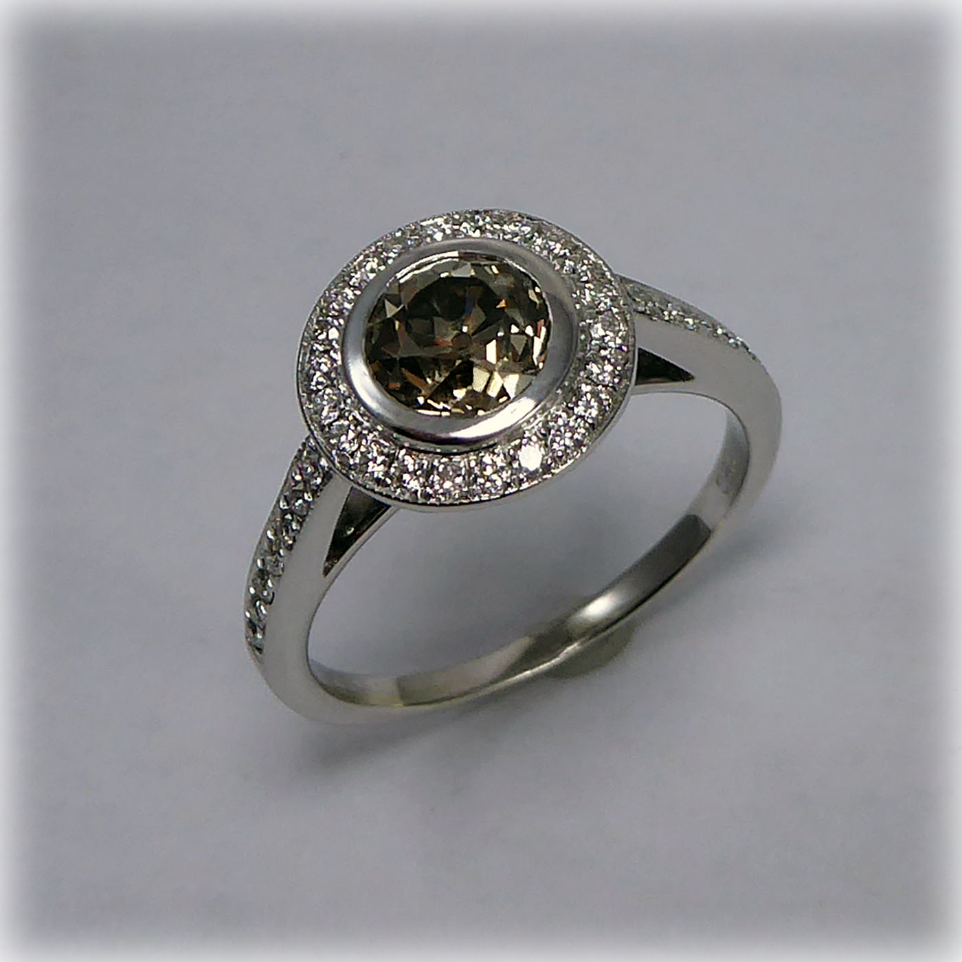 18ct White Gold Fancy light brown Cinnamon Diamond Halo Ring - Image 4