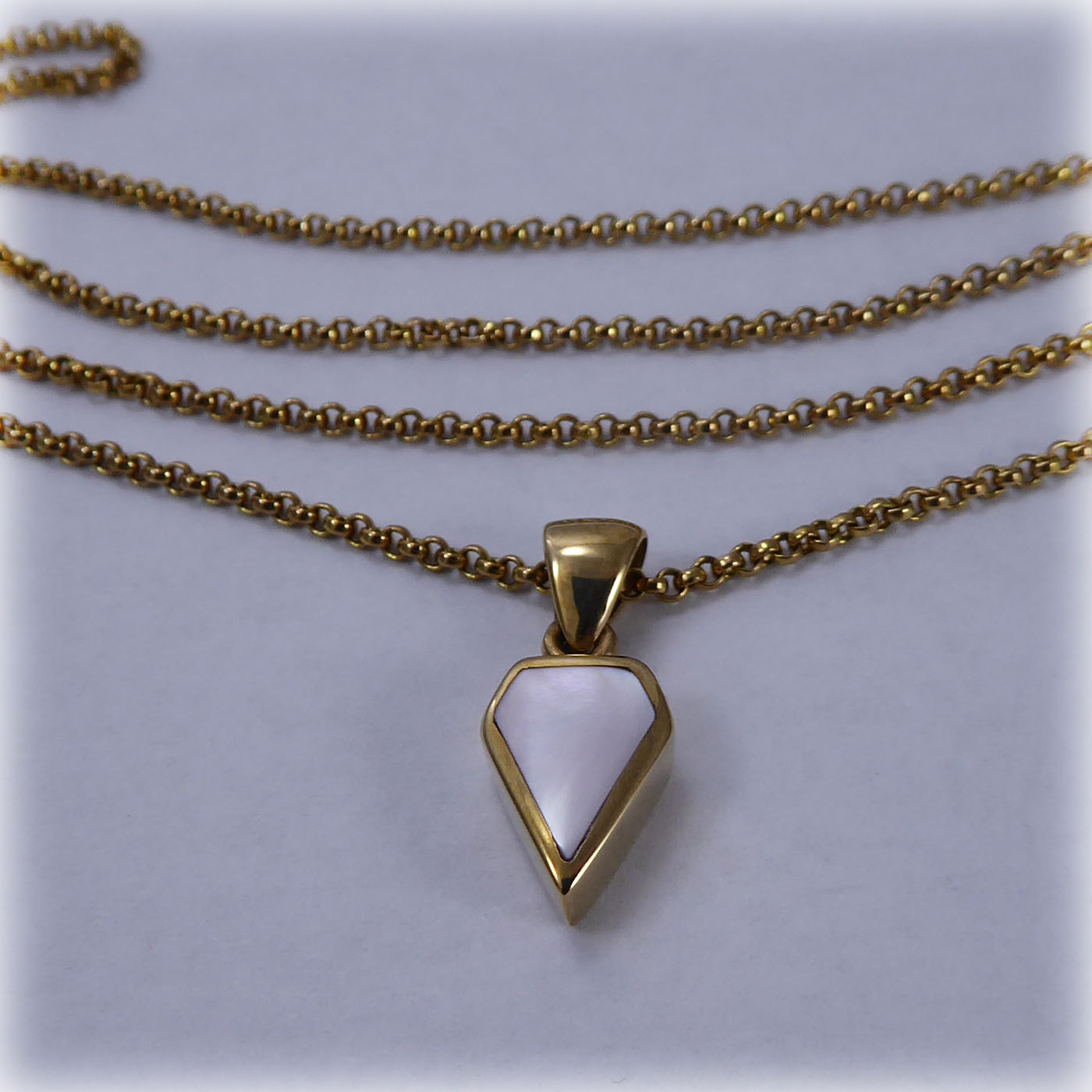 9ct Mother of Pearl Pendant - Image 3