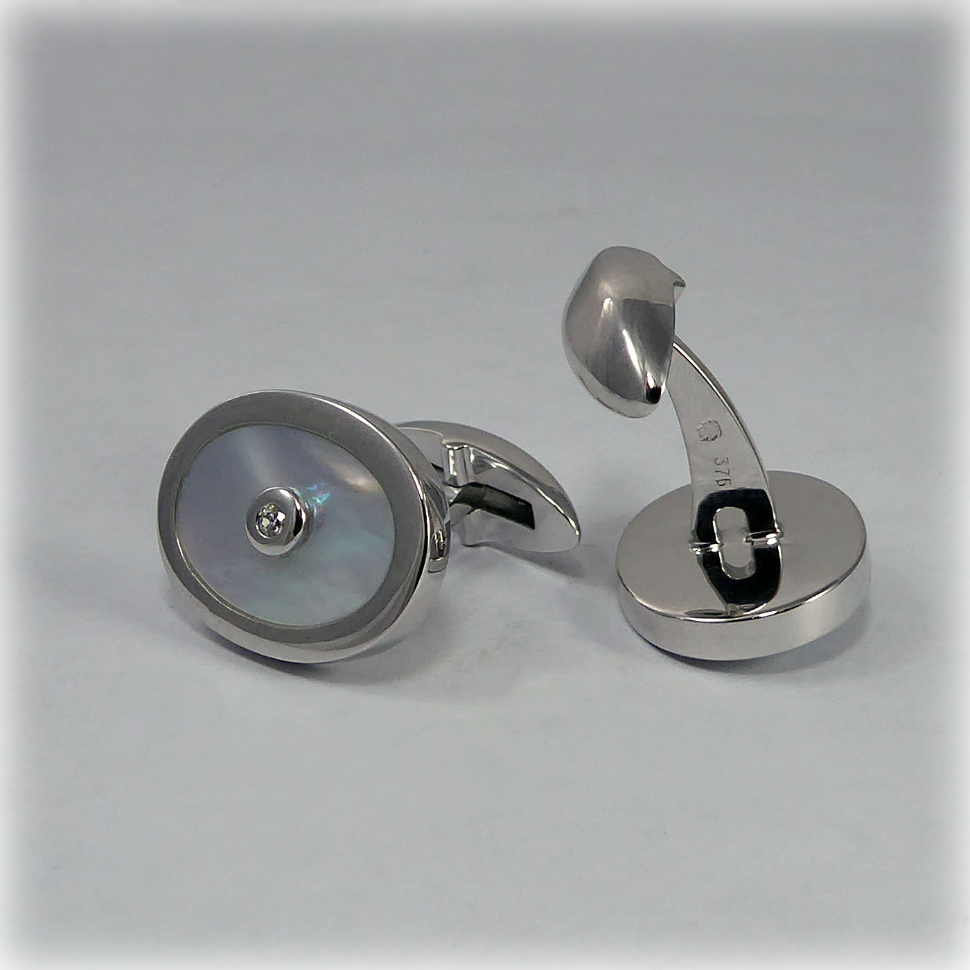 9ct white gold Mother of Pearl & Diamond Cufflinks - Image 4
