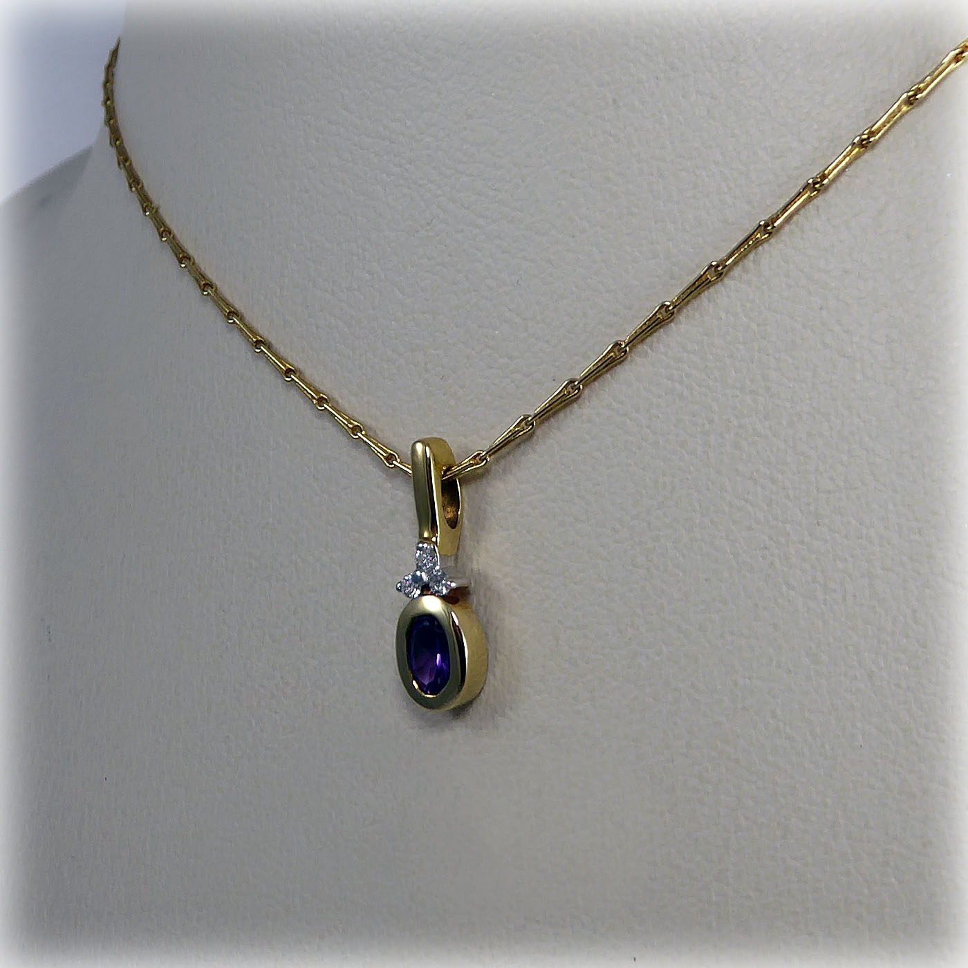 18ct gold Amethyst and Diamond Pendant - Image 4