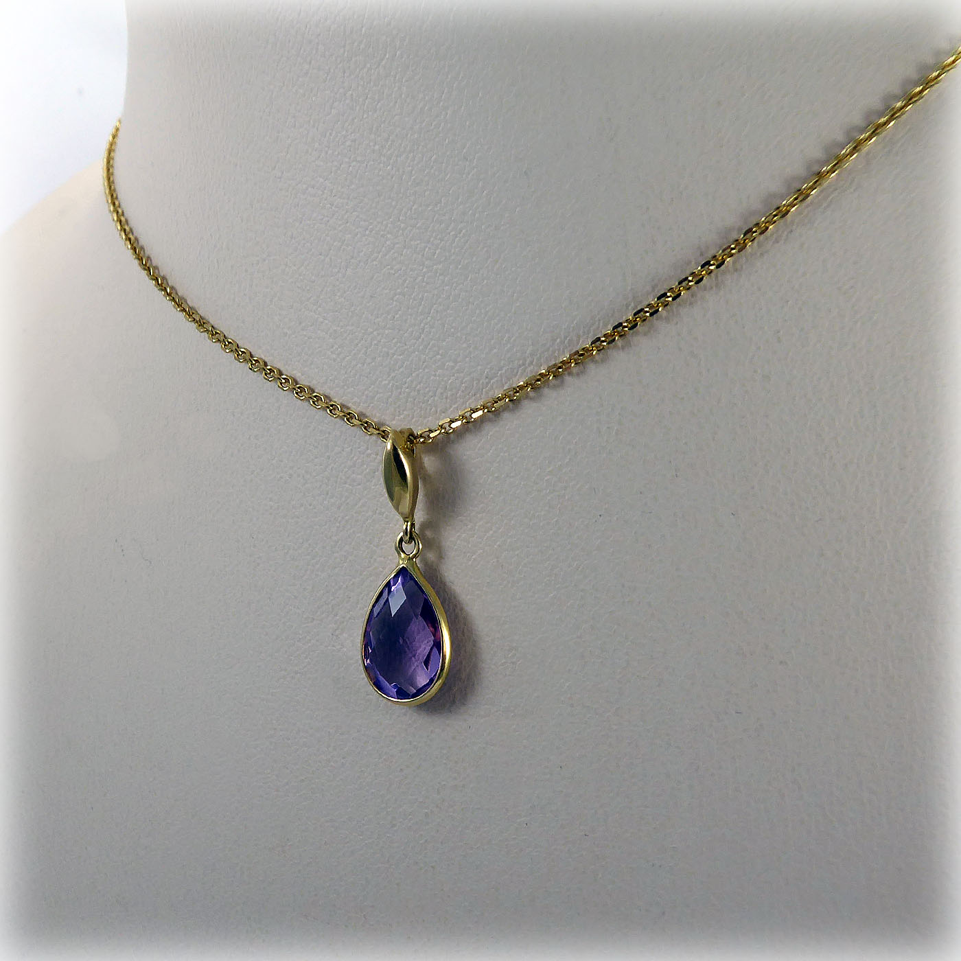 18ct gold Pear-Shaped Amethyst Pendant and Chain - Image 2