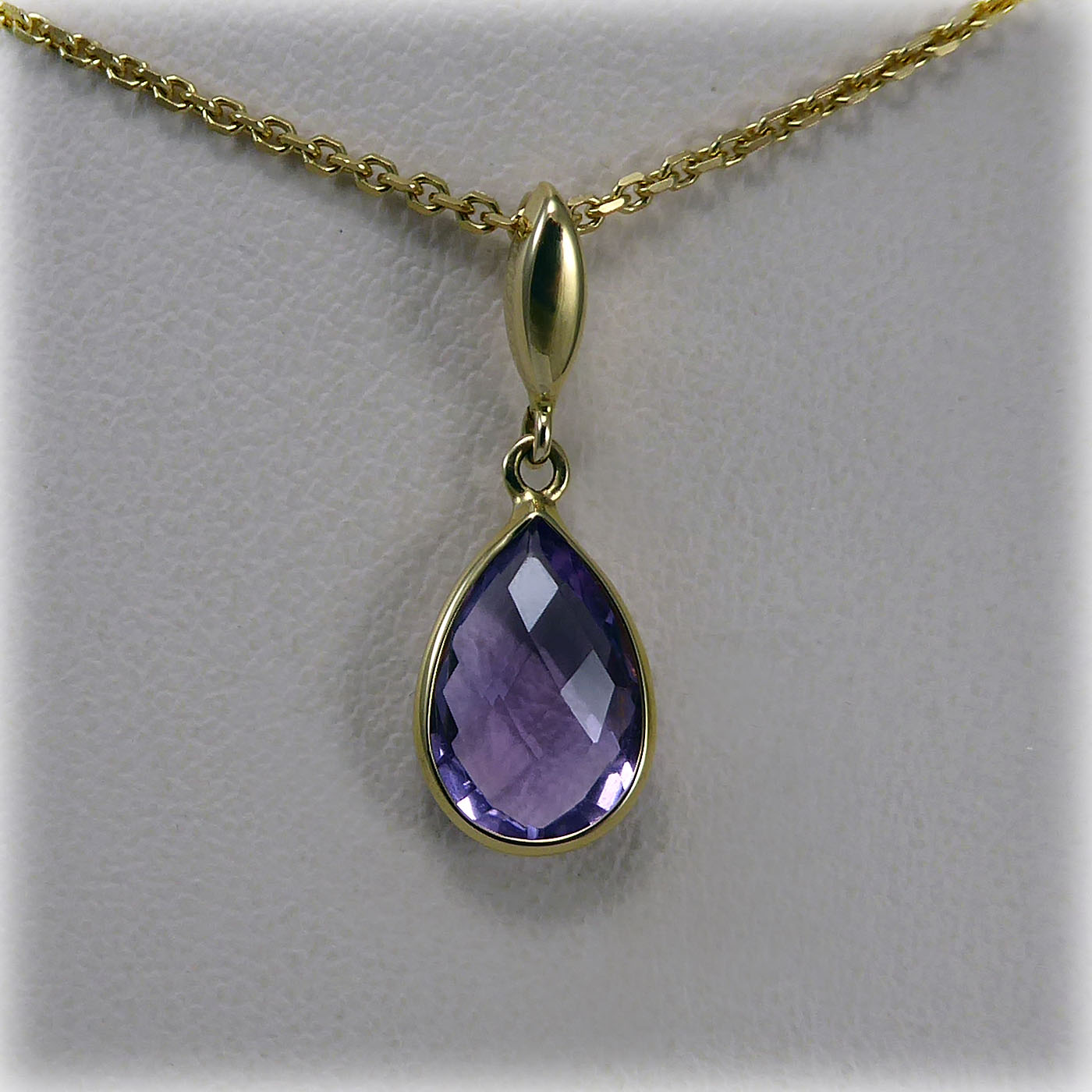 18ct gold Pear-Shaped Amethyst Pendant and Chain - Image 5