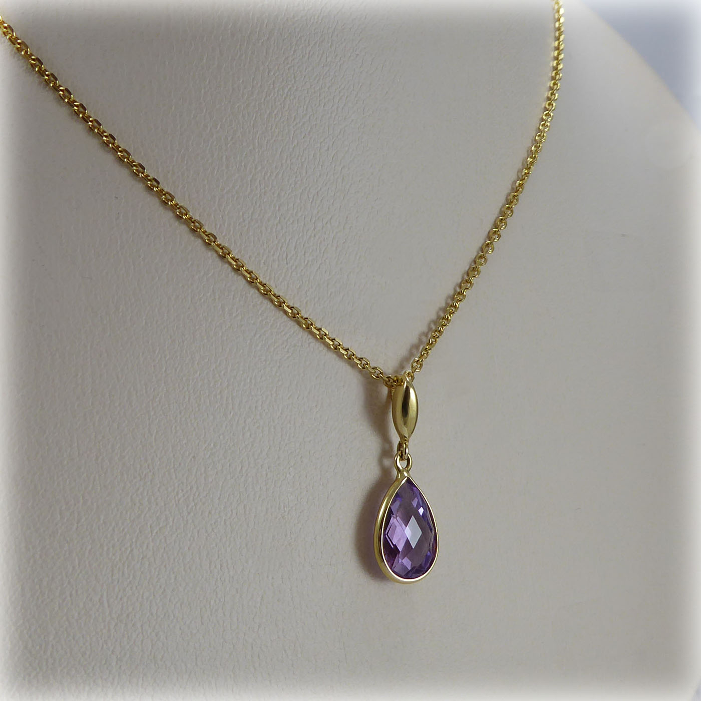 18ct gold Pear-Shaped Amethyst Pendant and Chain - Image 6