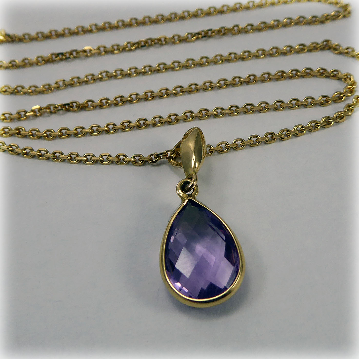 18ct gold Pear-Shaped Amethyst Pendant and Chain - Image 3