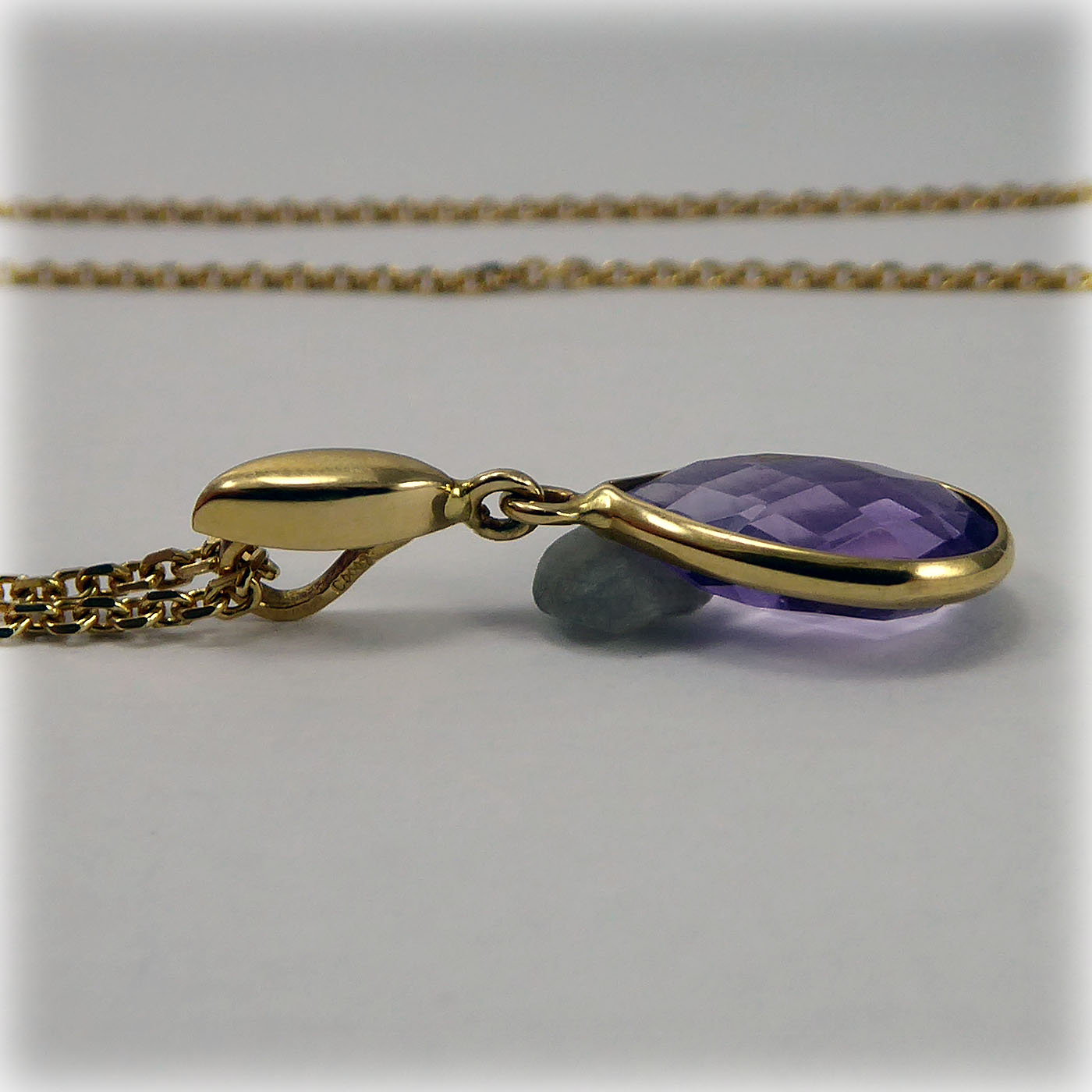 18ct gold Pear-Shaped Amethyst Pendant and Chain - Image 7