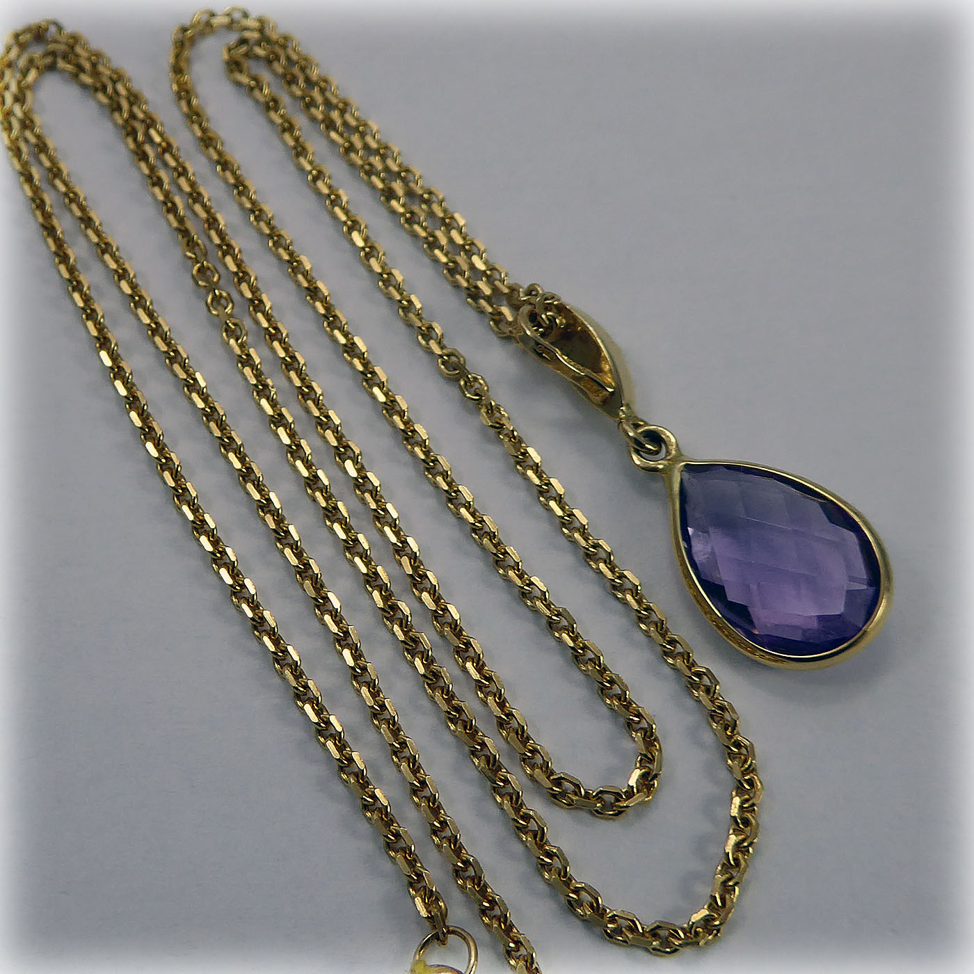 18ct gold Pear-Shaped Amethyst Pendant and Chain - Image 4