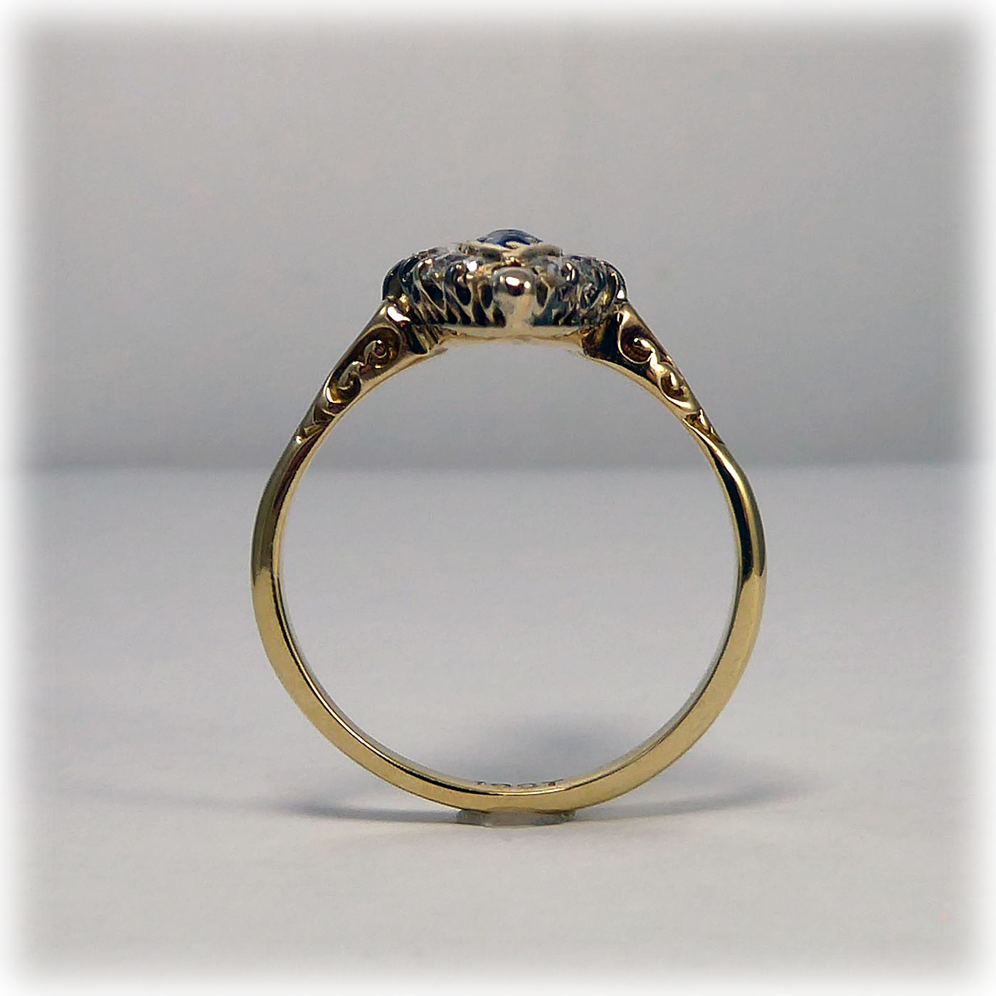 Antique Sapphire & Diamond Ring, Marquise-shaped in 18 carat gold - Image 5