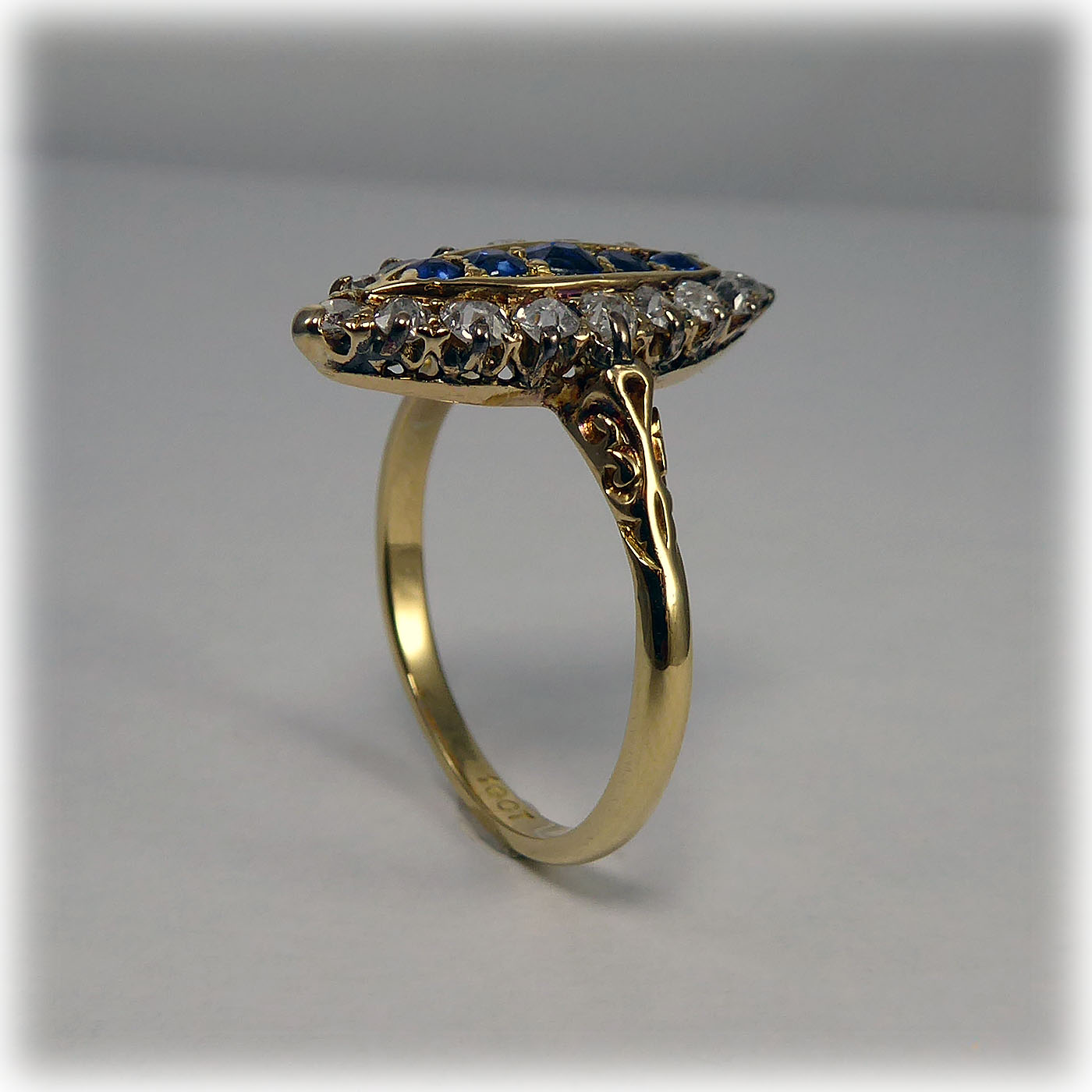 Antique Sapphire & Diamond Ring, Marquise-shaped in 18 carat gold - Image 3
