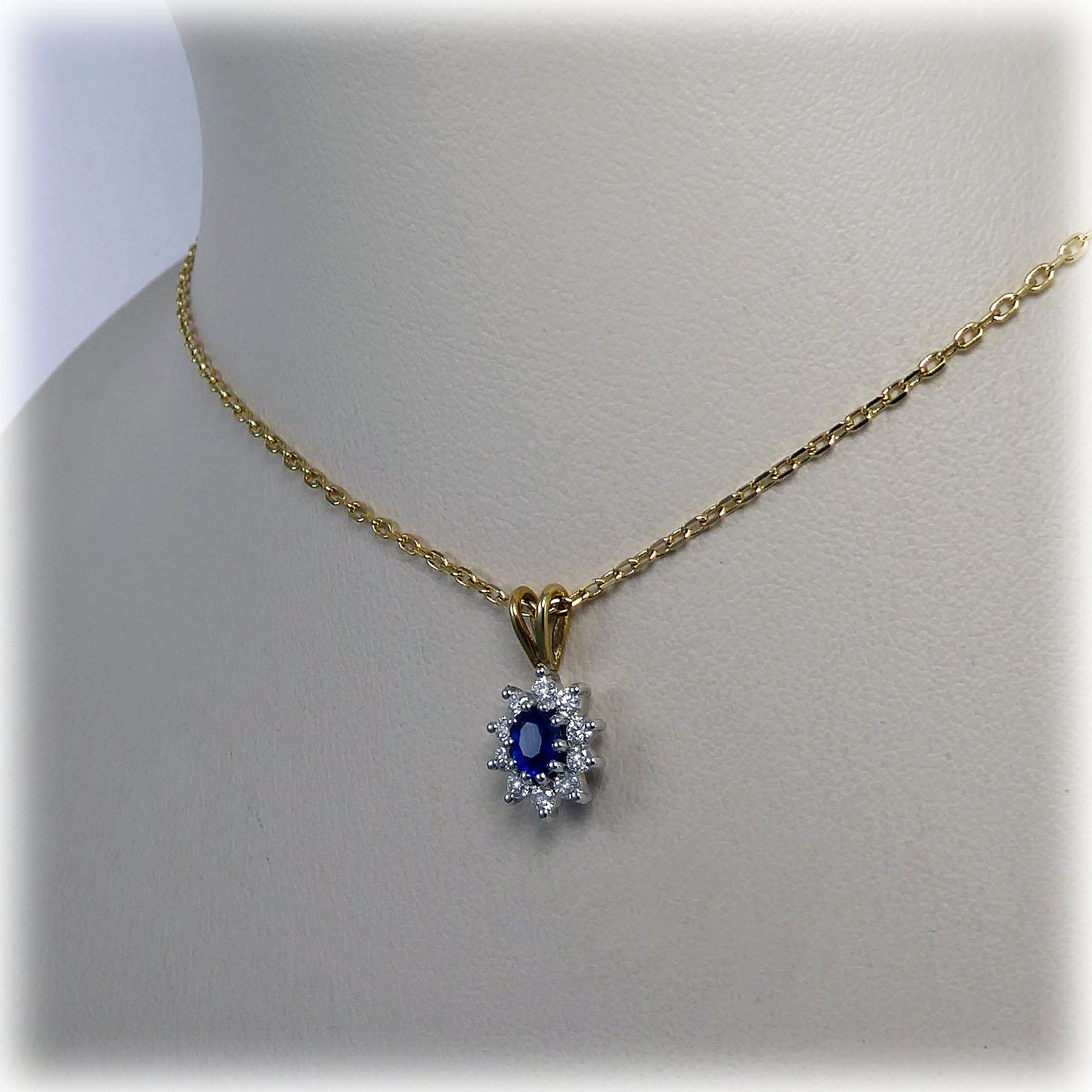 18ct Sapphire & Diamond Cluster Pendant and Chain - Image 4