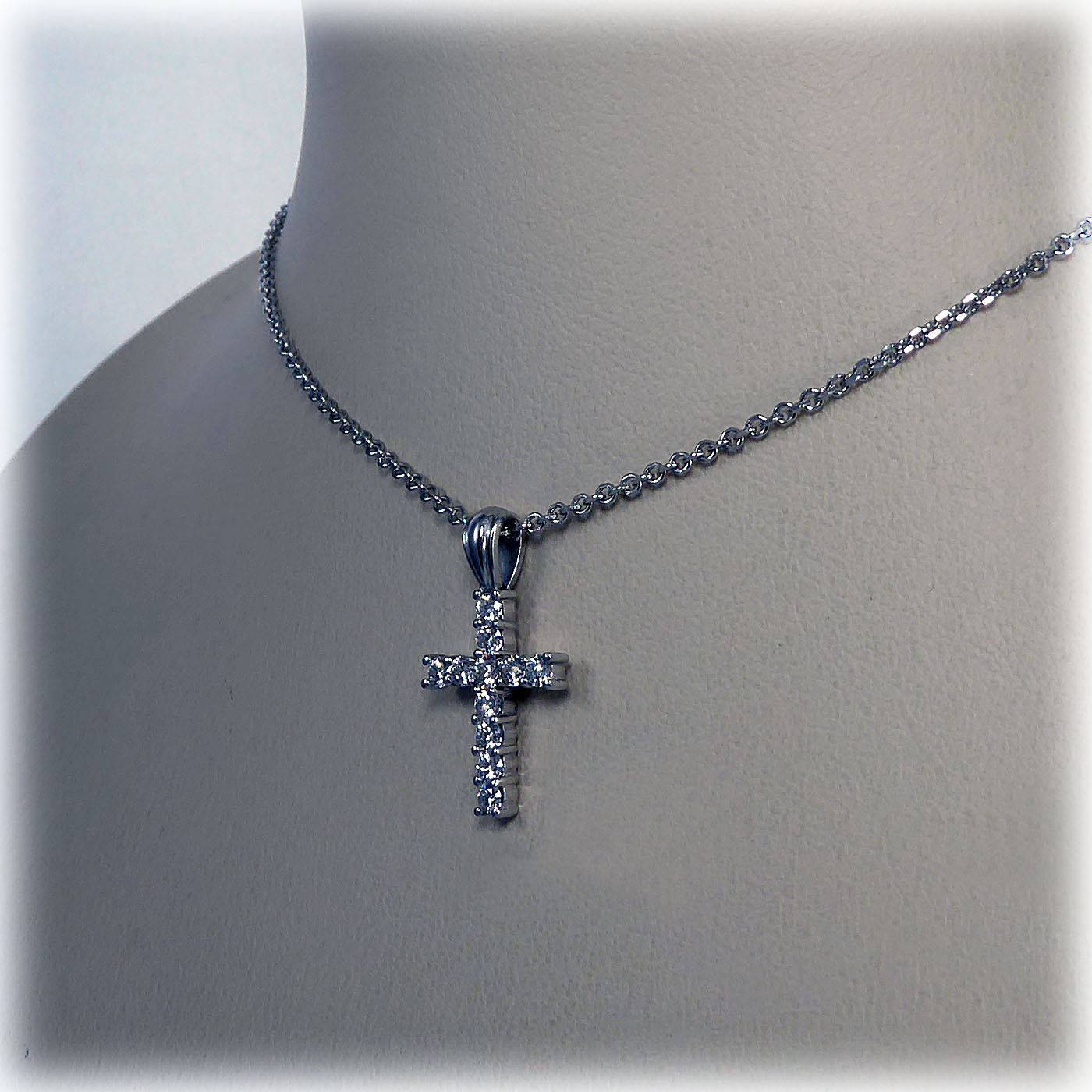 18ct White Gold Diamond Cross and Chain - Image 3