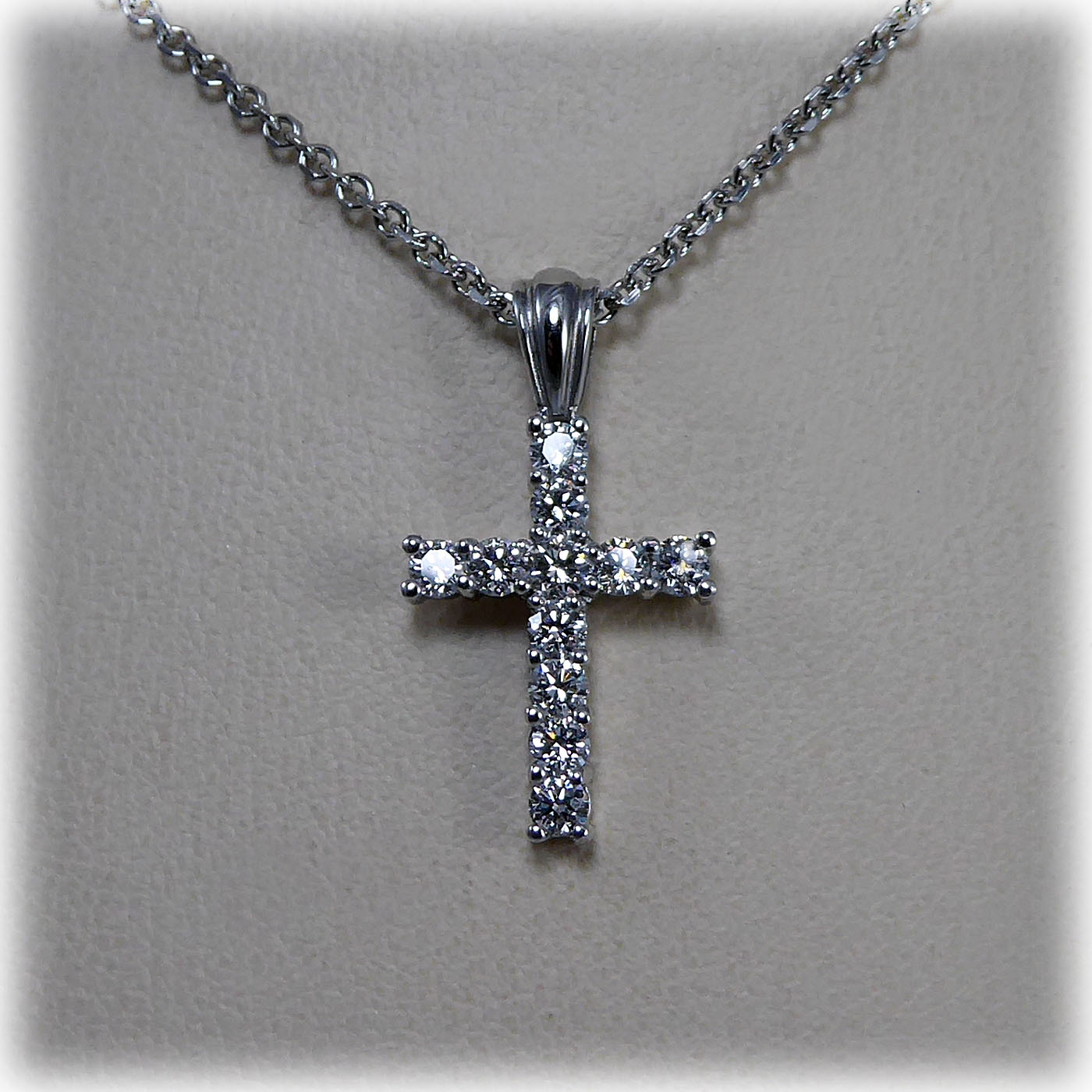 18ct White Gold Diamond Cross and Chain - Image 2