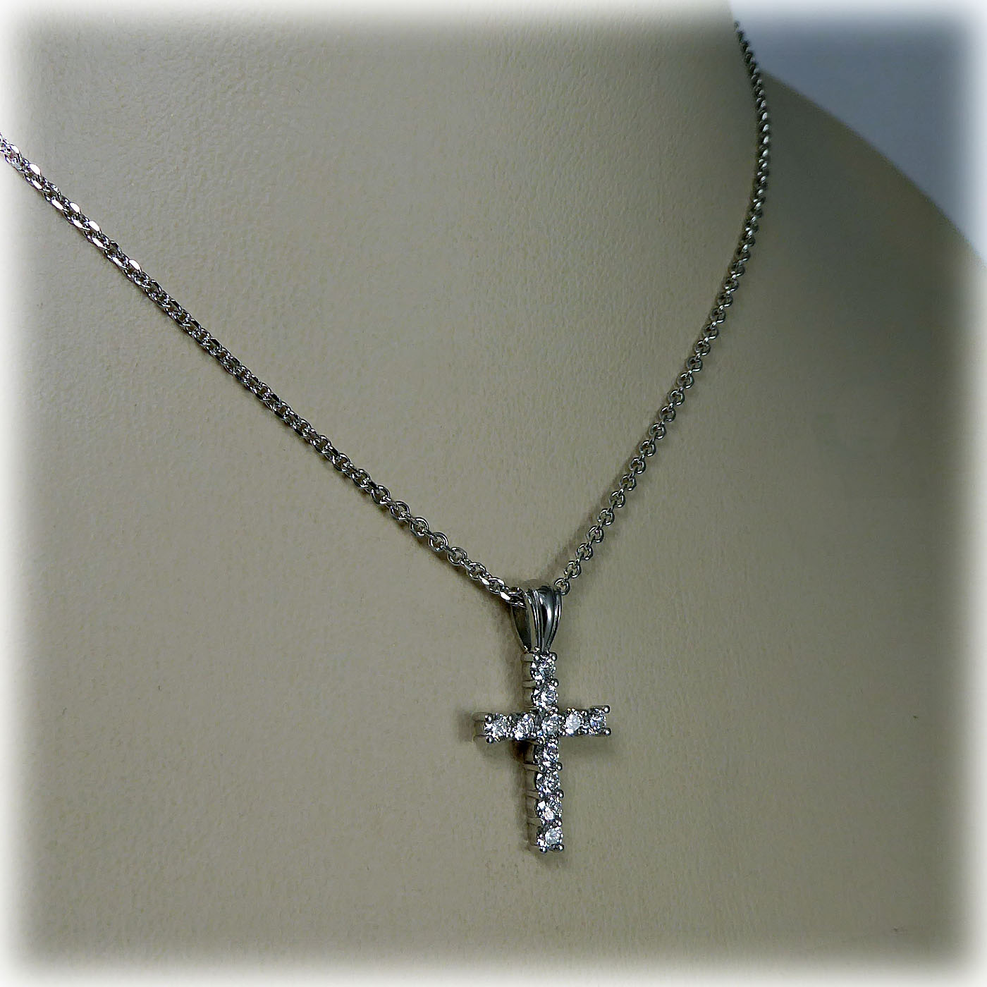 18ct White Gold Diamond Cross and Chain - Image 8