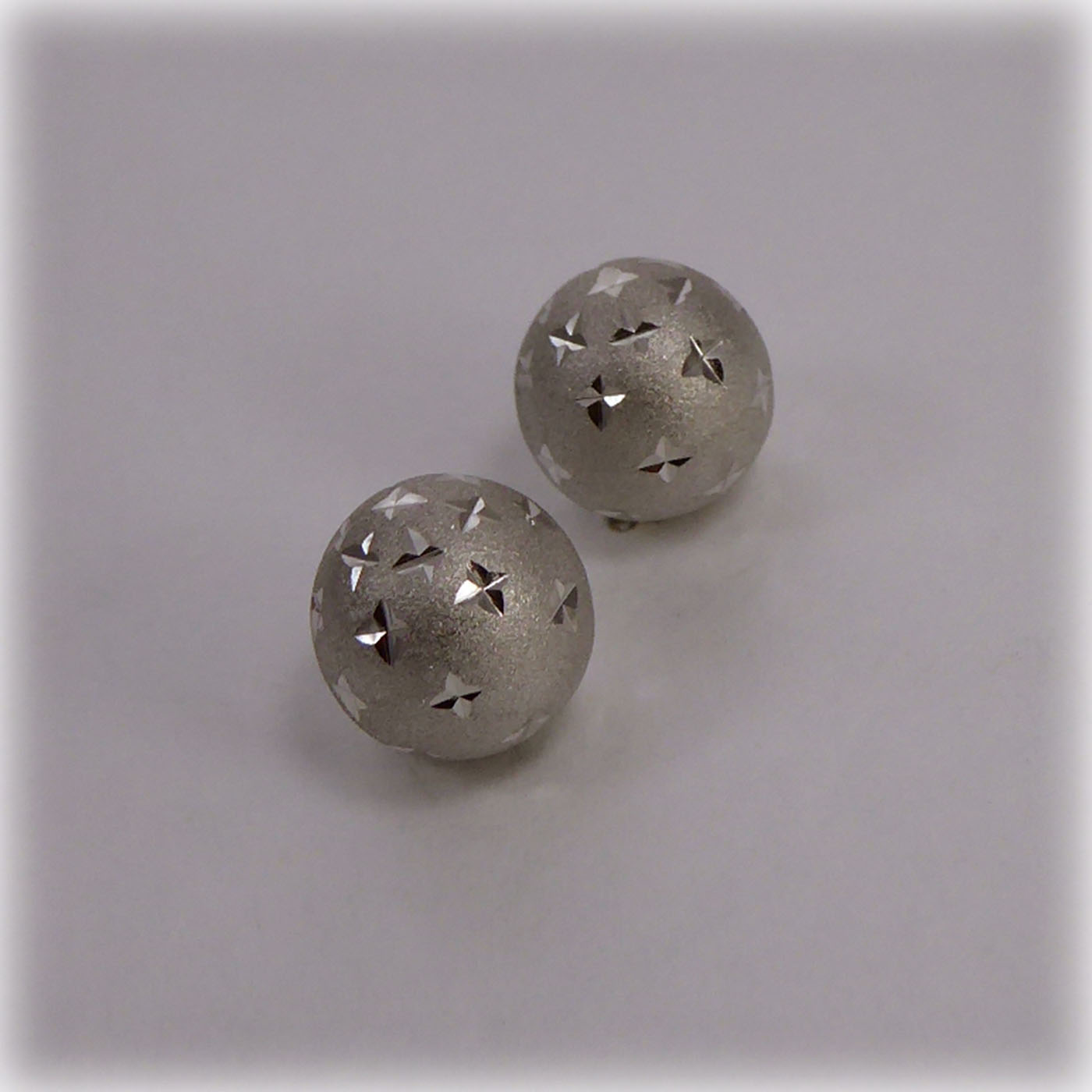 9ct White Gold Ball Stud Earrings - Image 3