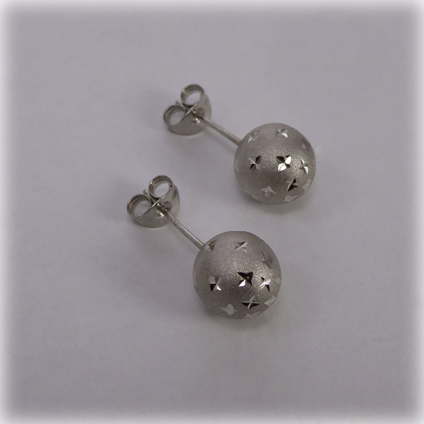 9ct White Gold Ball Stud Earrings - Image 4