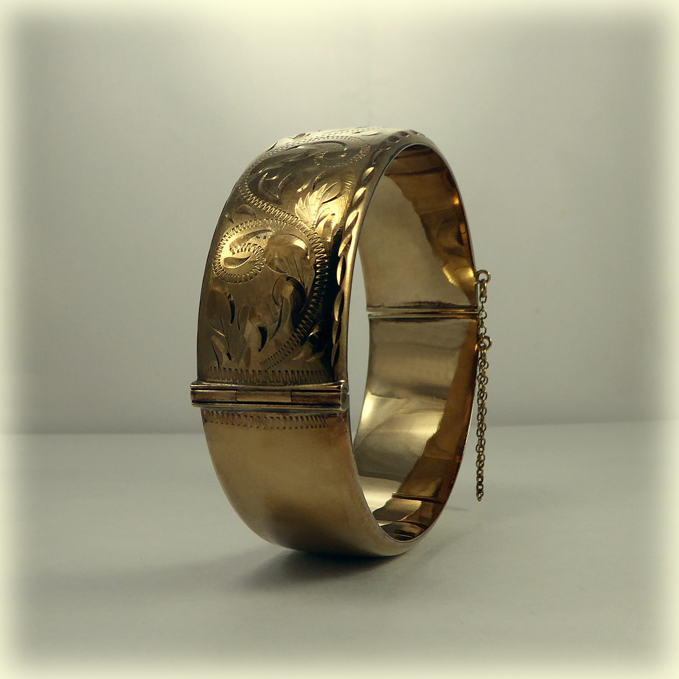 9ct wide Gold Bangle, half-engraved and hinged - Image 2