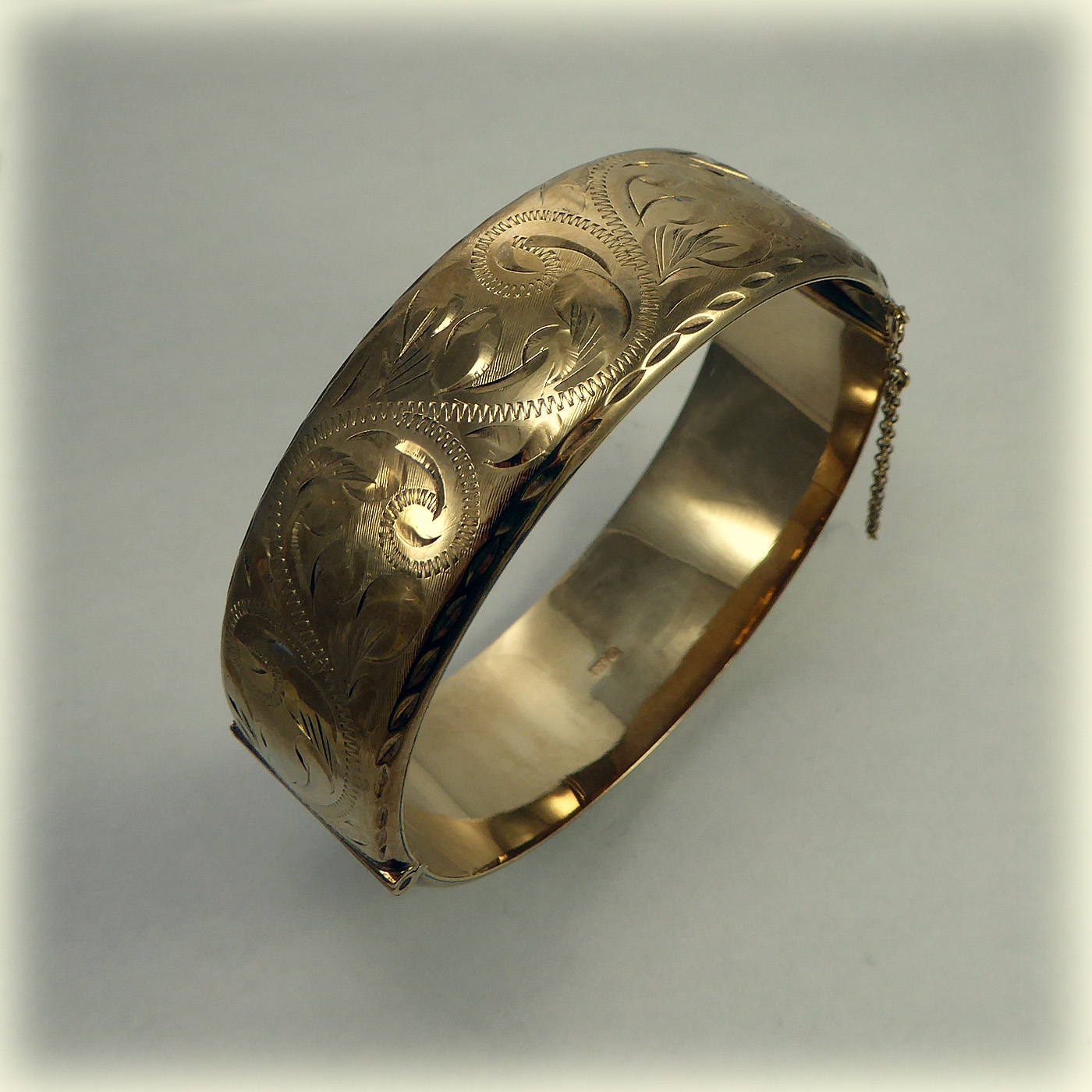 9ct wide Gold Bangle, half-engraved and hinged - Image 7