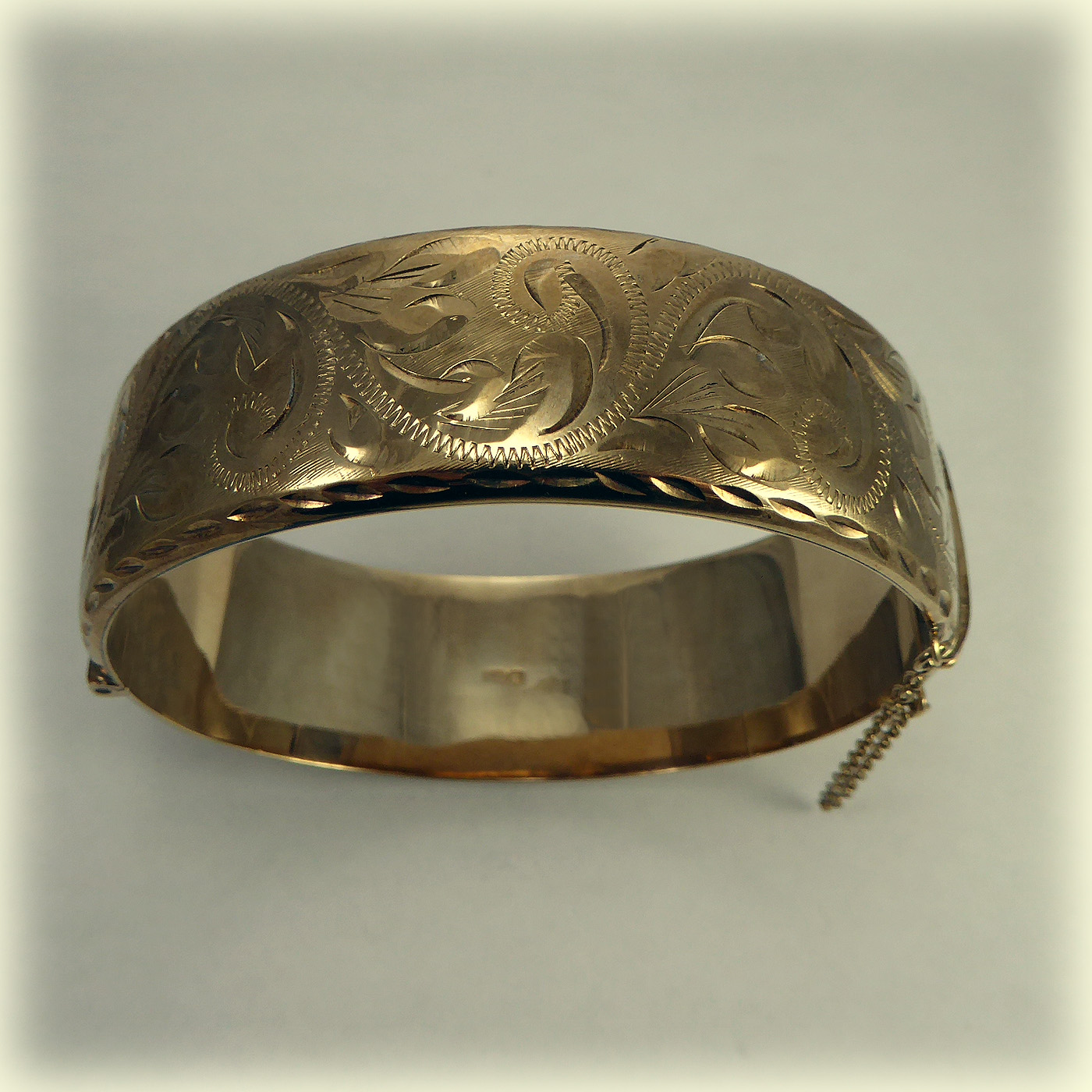 9ct wide Gold Bangle, half-engraved and hinged - Image 3