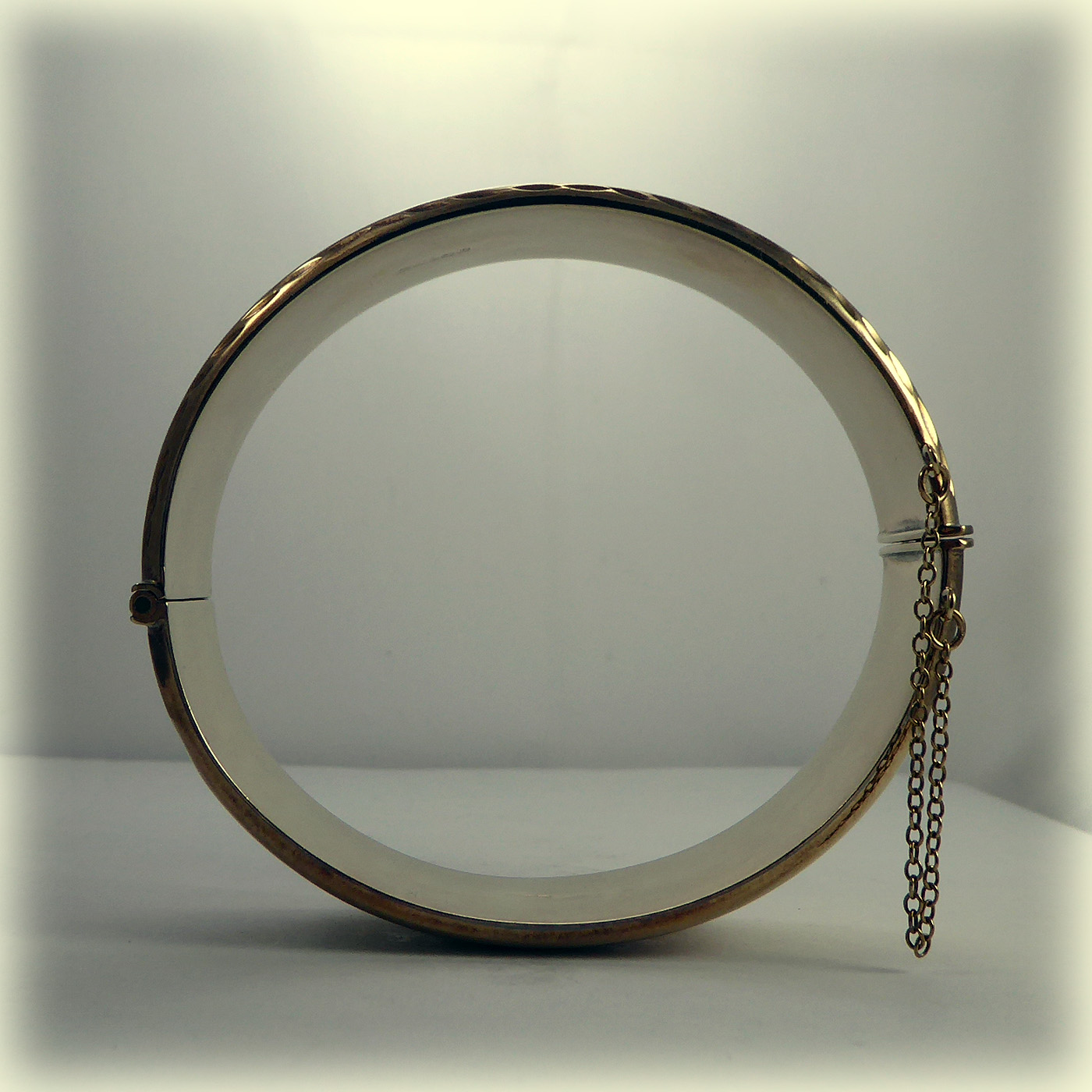 9ct wide Gold Bangle, half-engraved and hinged - Image 8