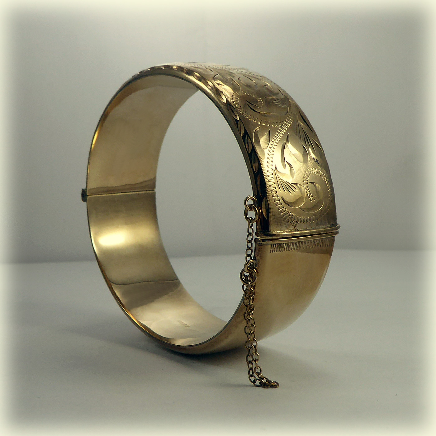 9ct wide Gold Bangle, half-engraved and hinged - Image 6