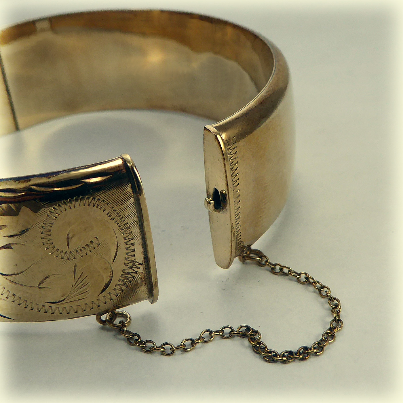 9ct wide Gold Bangle, half-engraved and hinged - Image 4