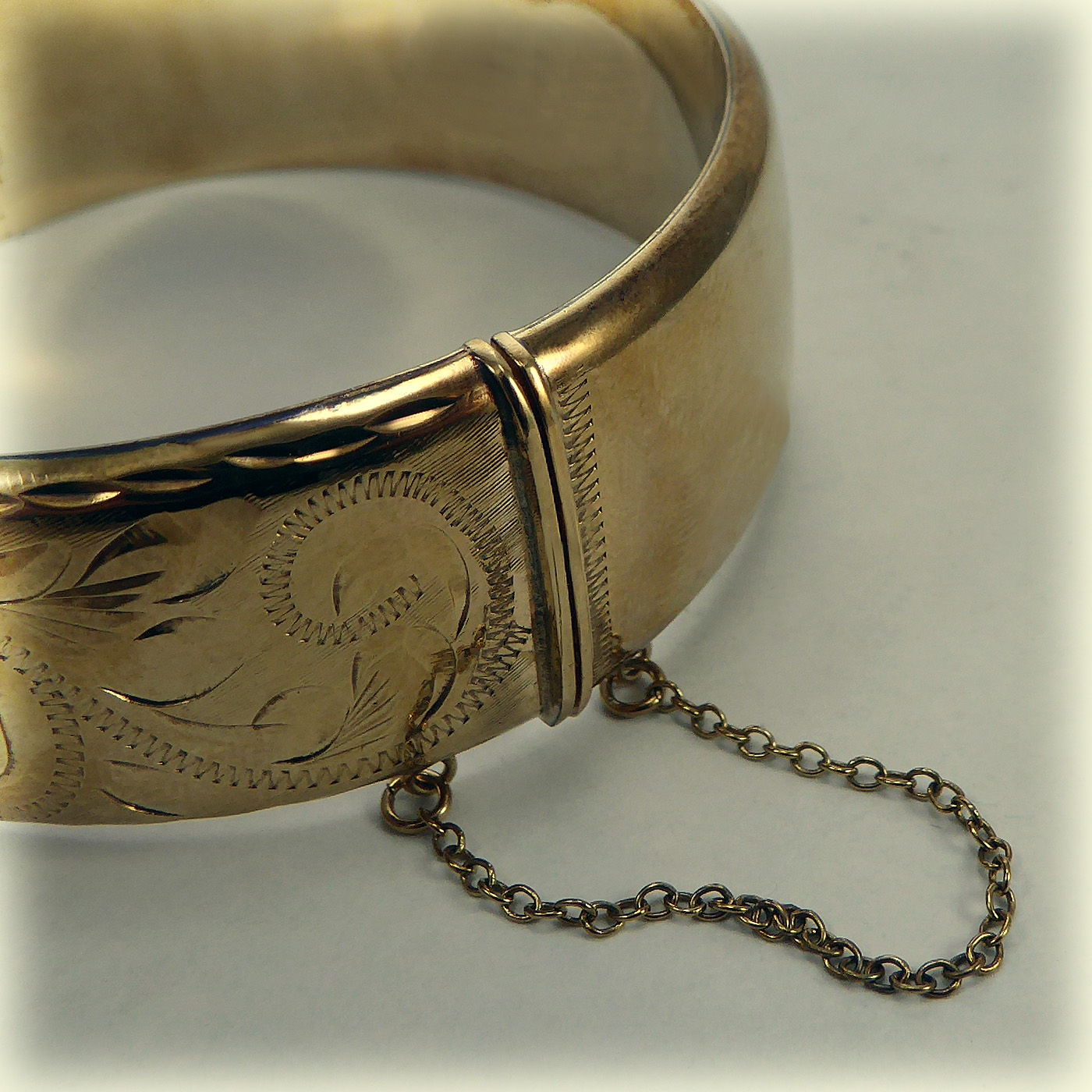 9ct wide Gold Bangle, half-engraved and hinged - Image 5