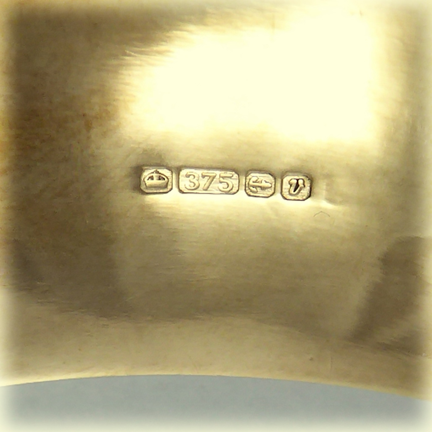 9ct wide Gold Bangle, half-engraved and hinged - Image 9
