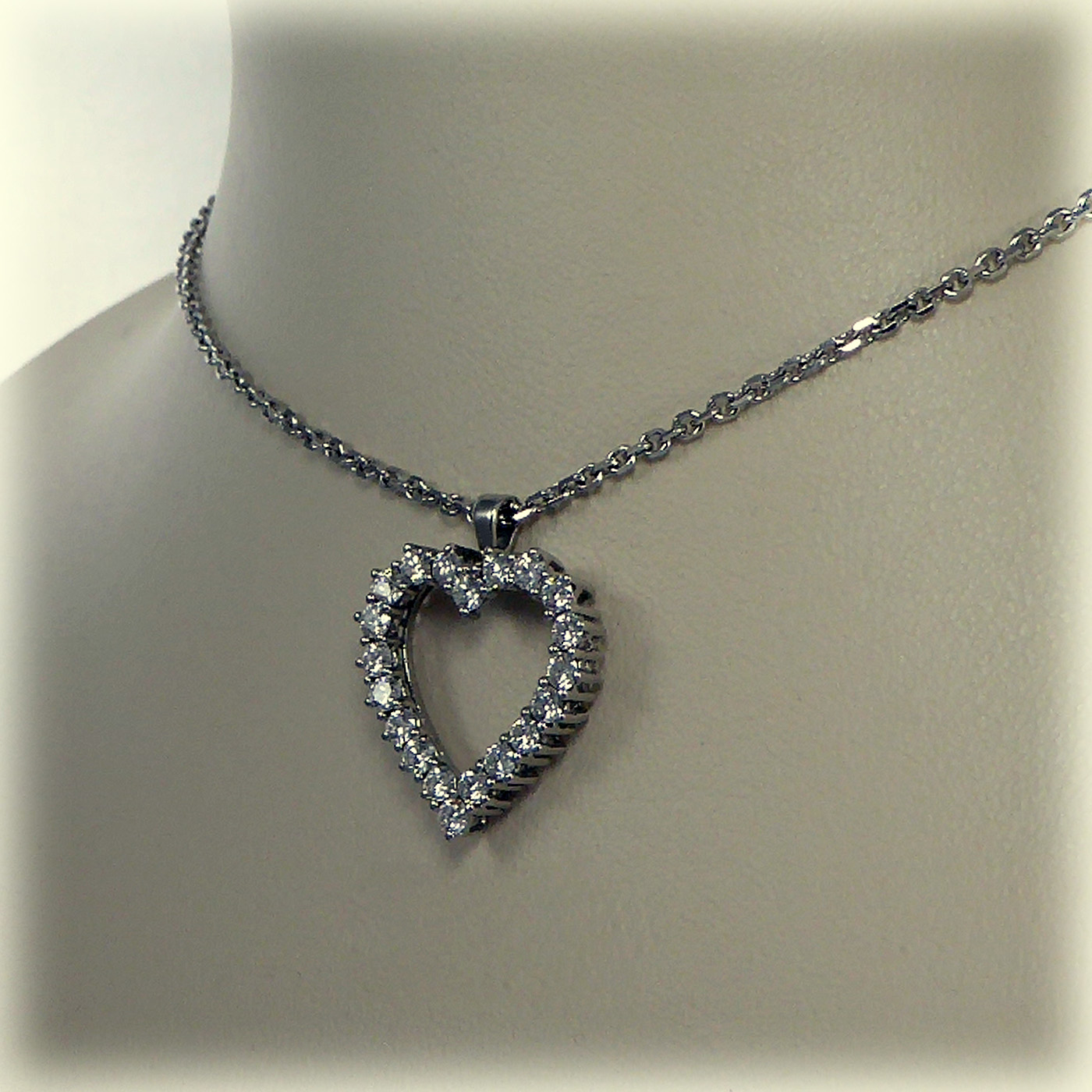 18ct white gold One carat Diamond Heart Pendant - Image 3