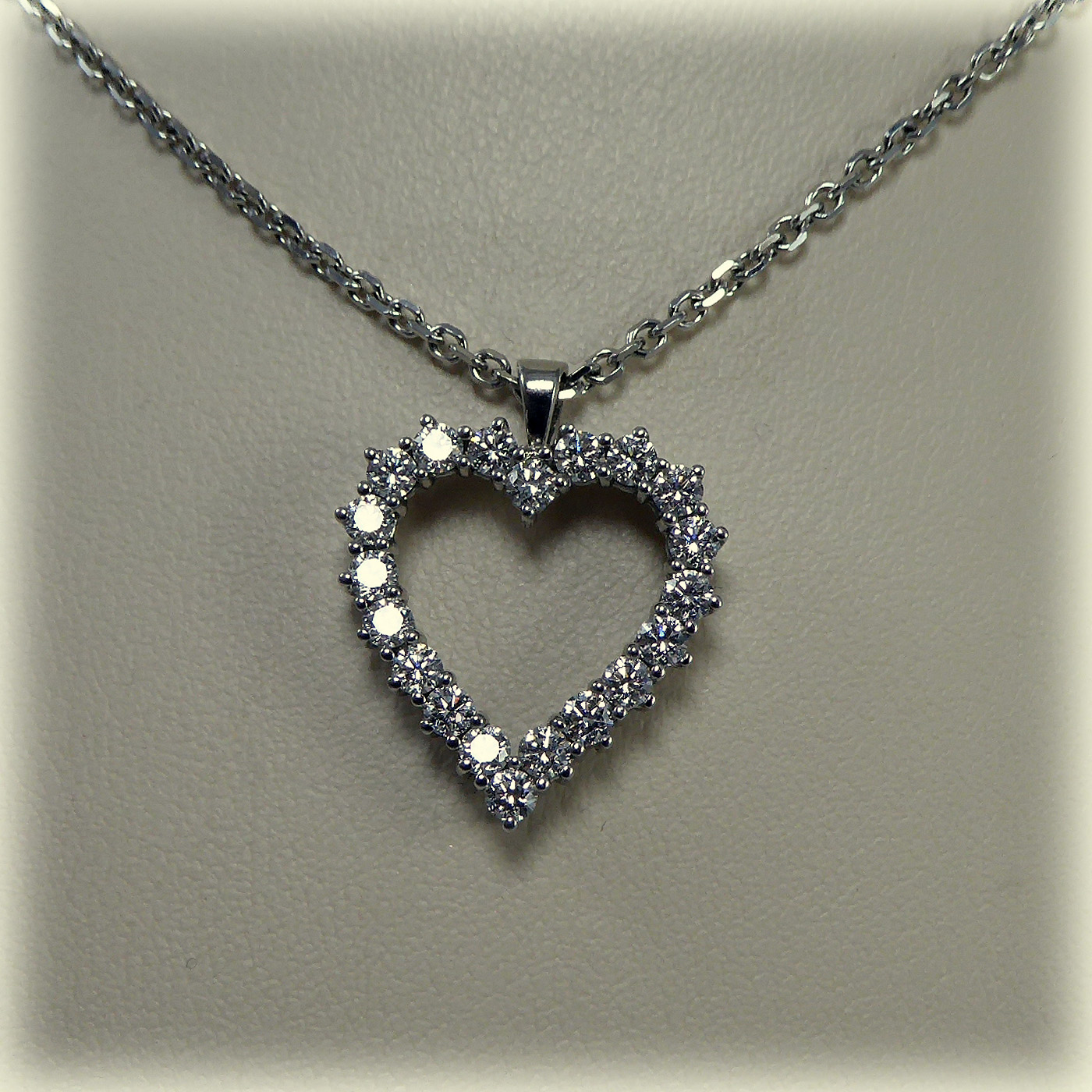18ct white gold One carat Diamond Heart Pendant - Image 7