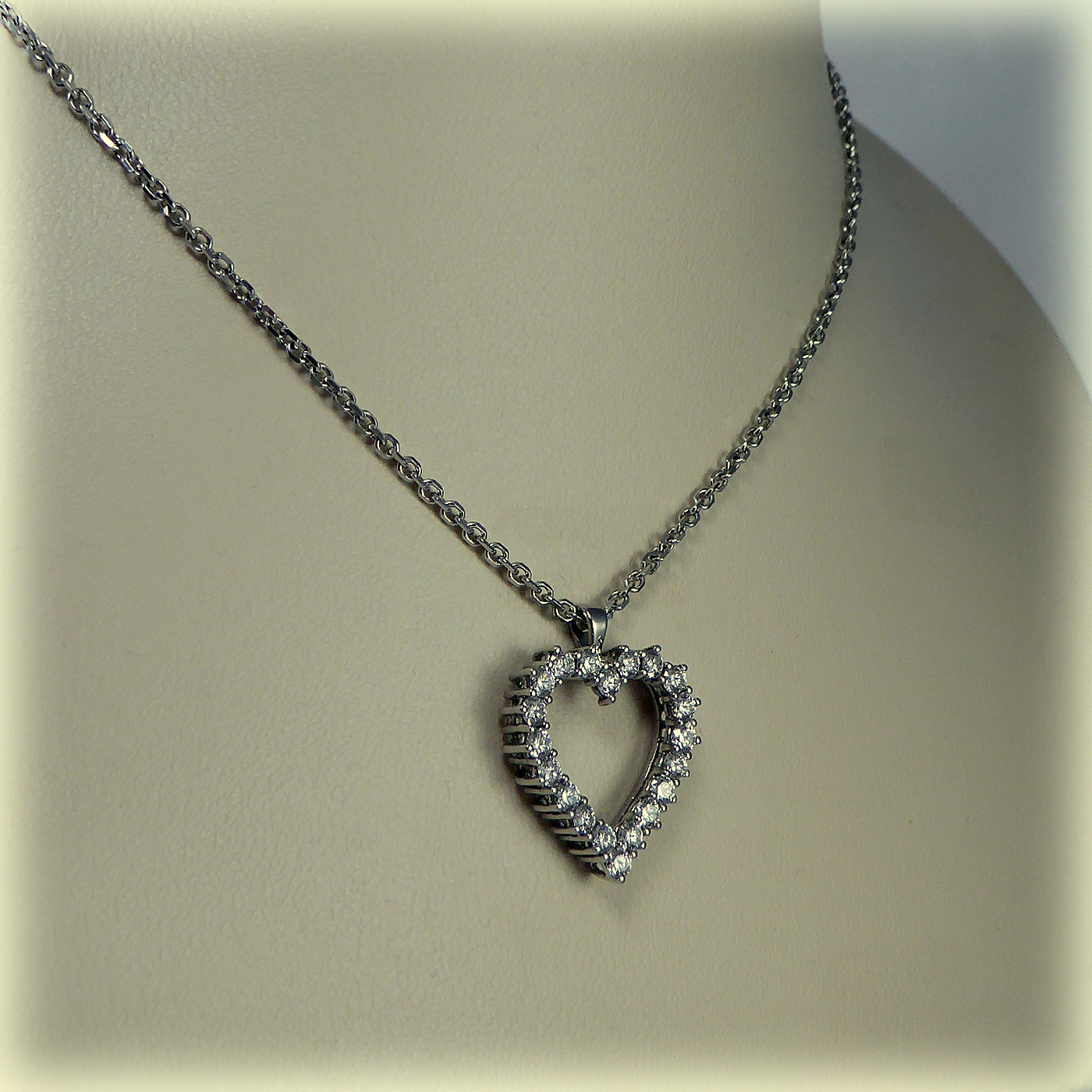 18ct white gold One carat Diamond Heart Pendant - Image 6