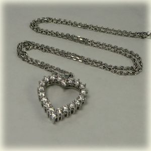 011V_DiamondHeartPendant3