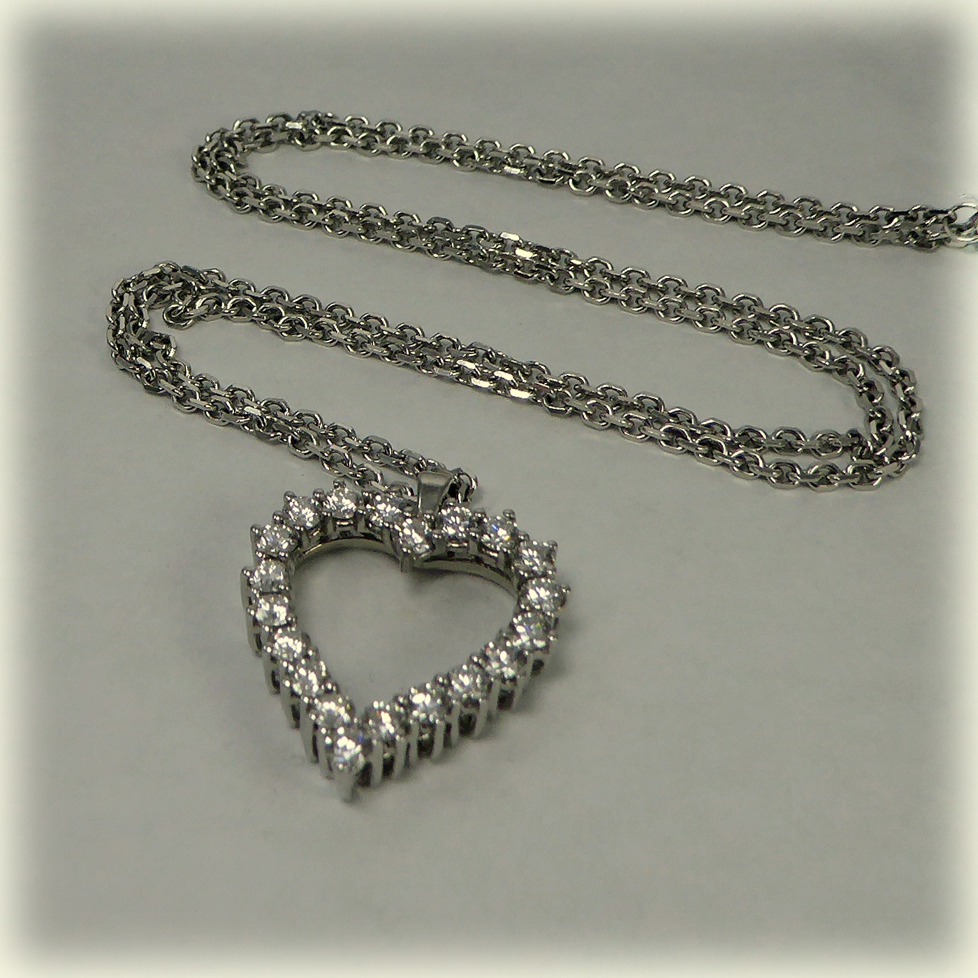 18ct white gold One carat Diamond Heart Pendant - Image 2