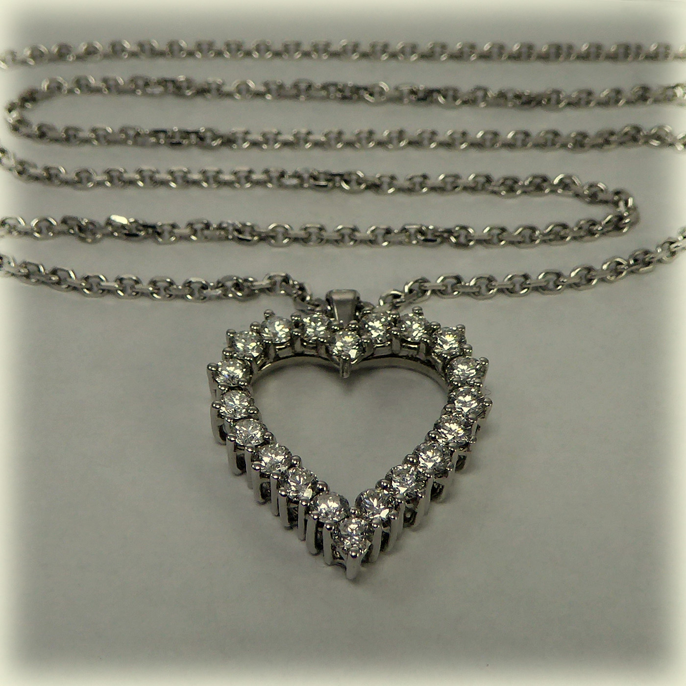 18ct white gold One carat Diamond Heart Pendant - Image 4
