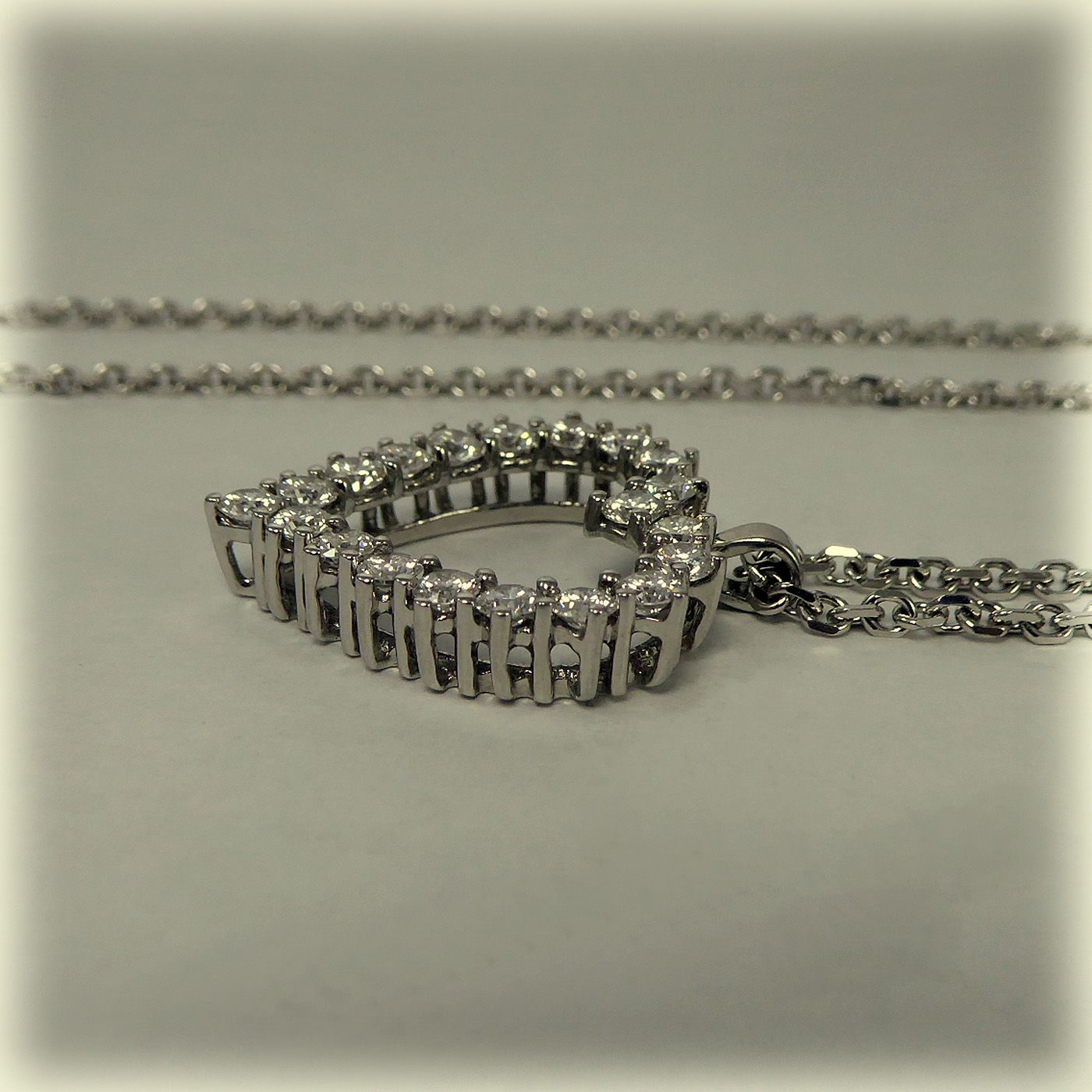 18ct white gold One carat Diamond Heart Pendant - Image 5