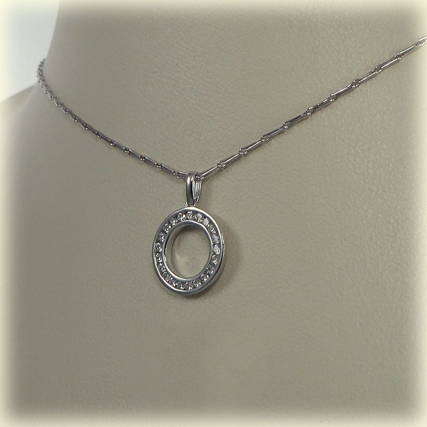 18ct White Gold Diamond Circle Pendant, 18" Hayseed Chain - Image 6