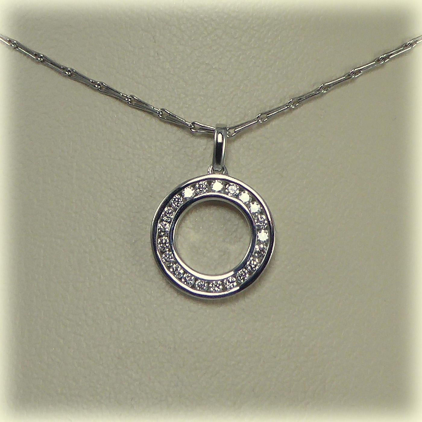 18ct White Gold Diamond Circle Pendant, 18" Hayseed Chain - Image 2