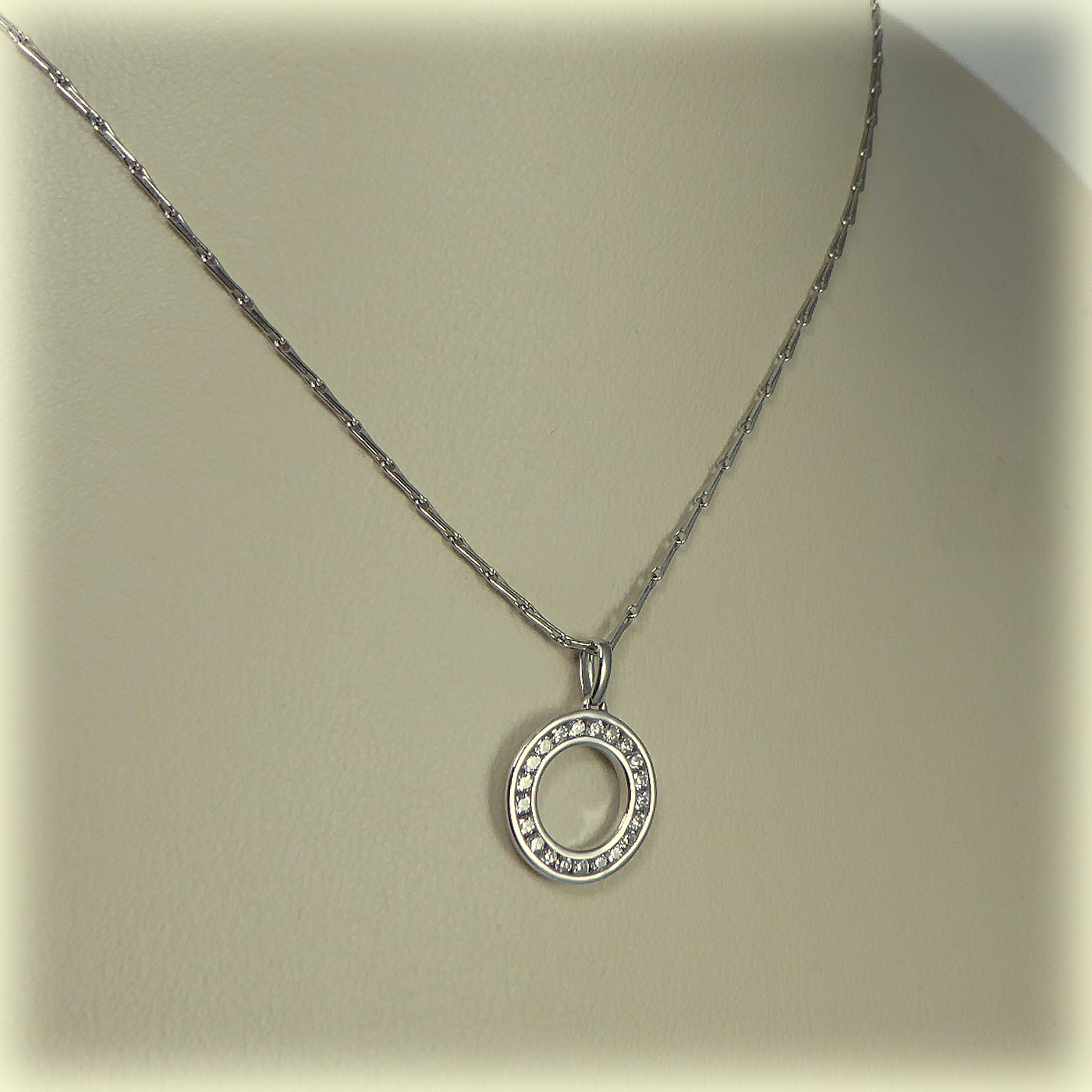 18ct White Gold Diamond Circle Pendant, 18" Hayseed Chain - Image 4