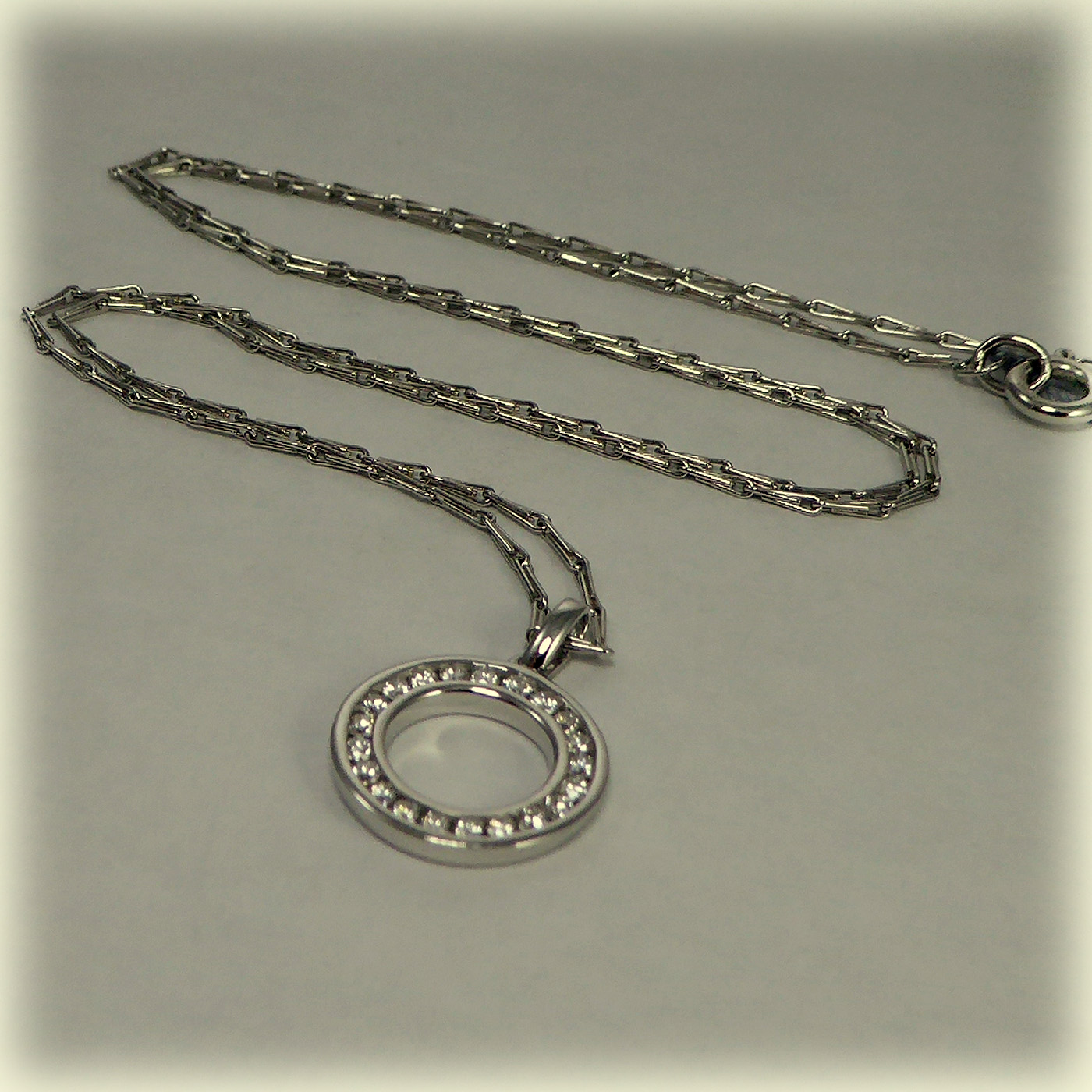 18ct White Gold Diamond Circle Pendant, 18" Hayseed Chain - Image 7