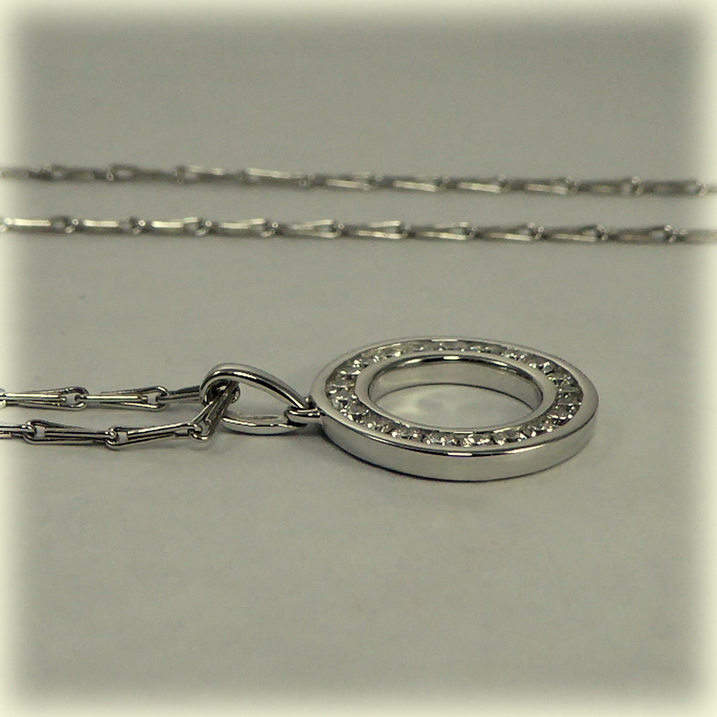 18ct White Gold Diamond Circle Pendant, 18" Hayseed Chain - Image 3