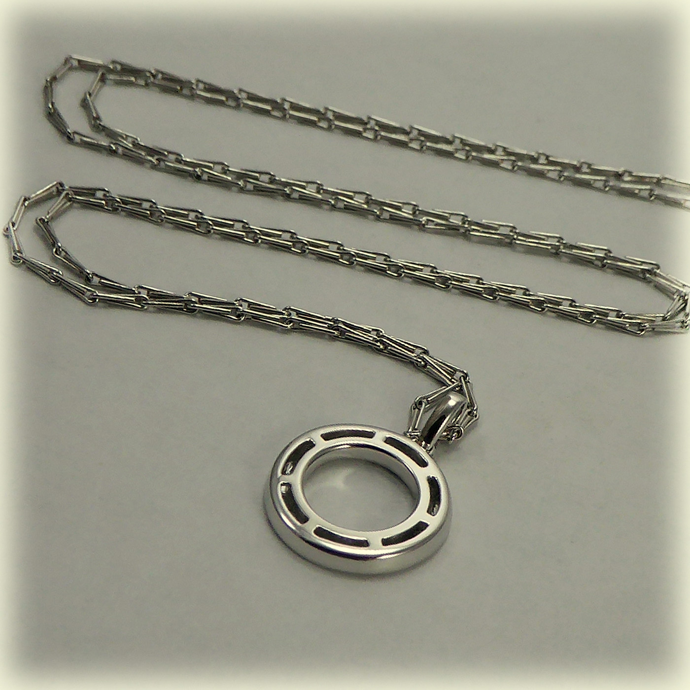 18ct White Gold Diamond Circle Pendant, 18" Hayseed Chain - Image 8