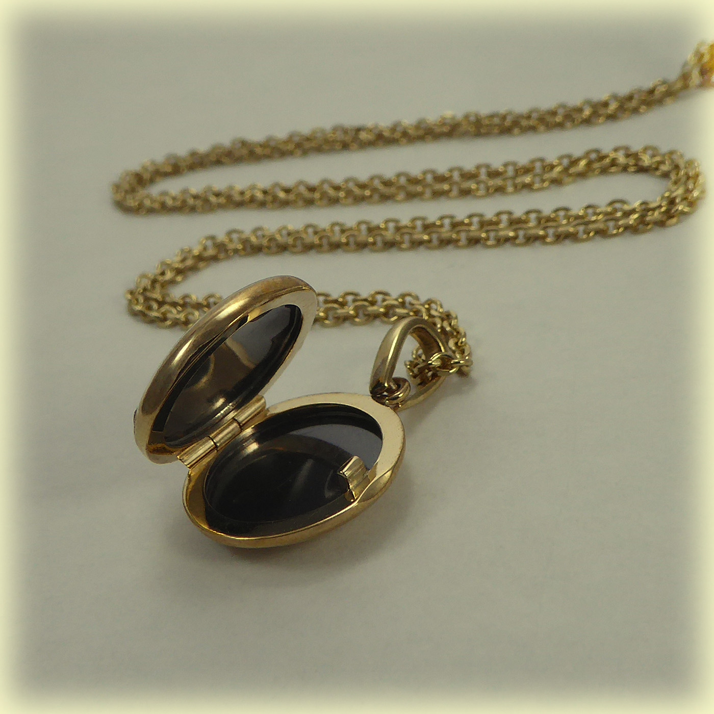 9ct gold Diamond set Locket on 20" Trace Chain - Image 3