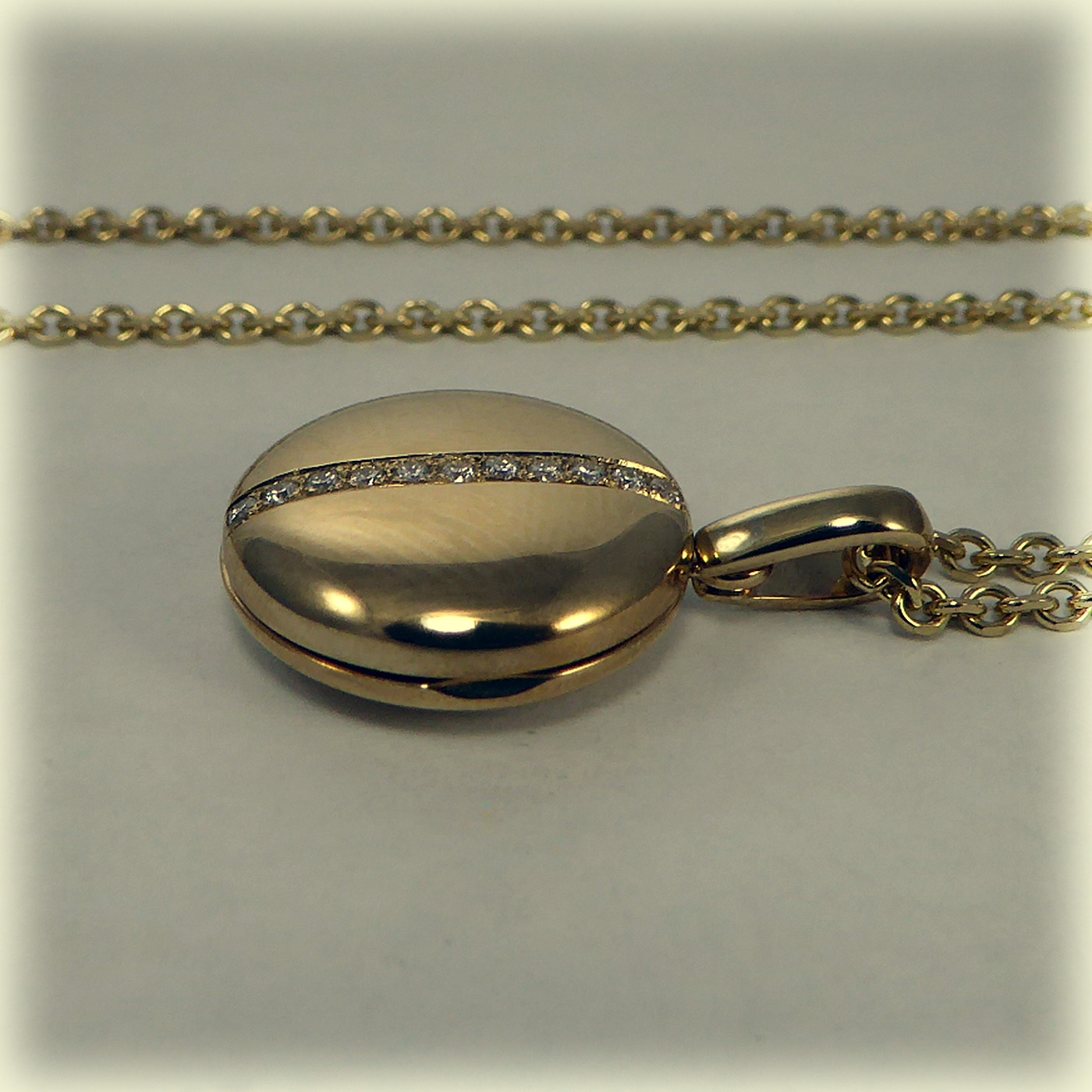 9ct gold Diamond set Locket on 20" Trace Chain - Image 6
