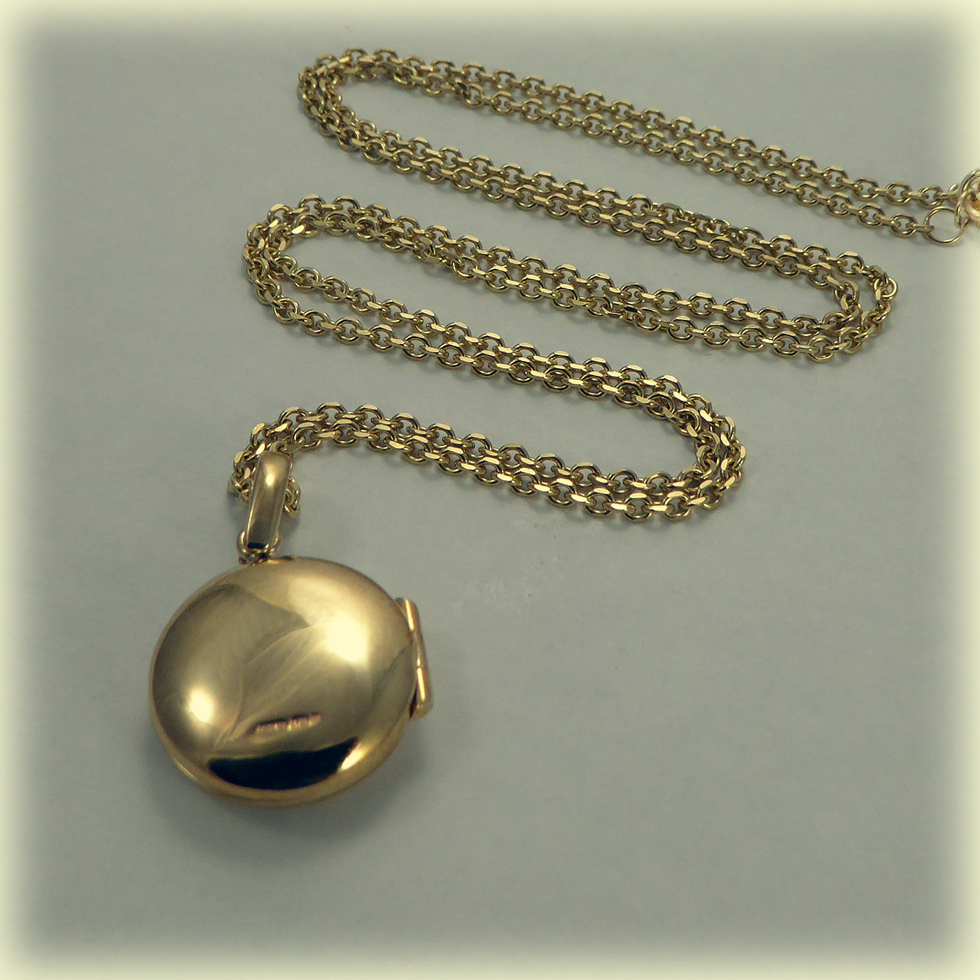 9ct gold Diamond set Locket on 20" Trace Chain - Image 8